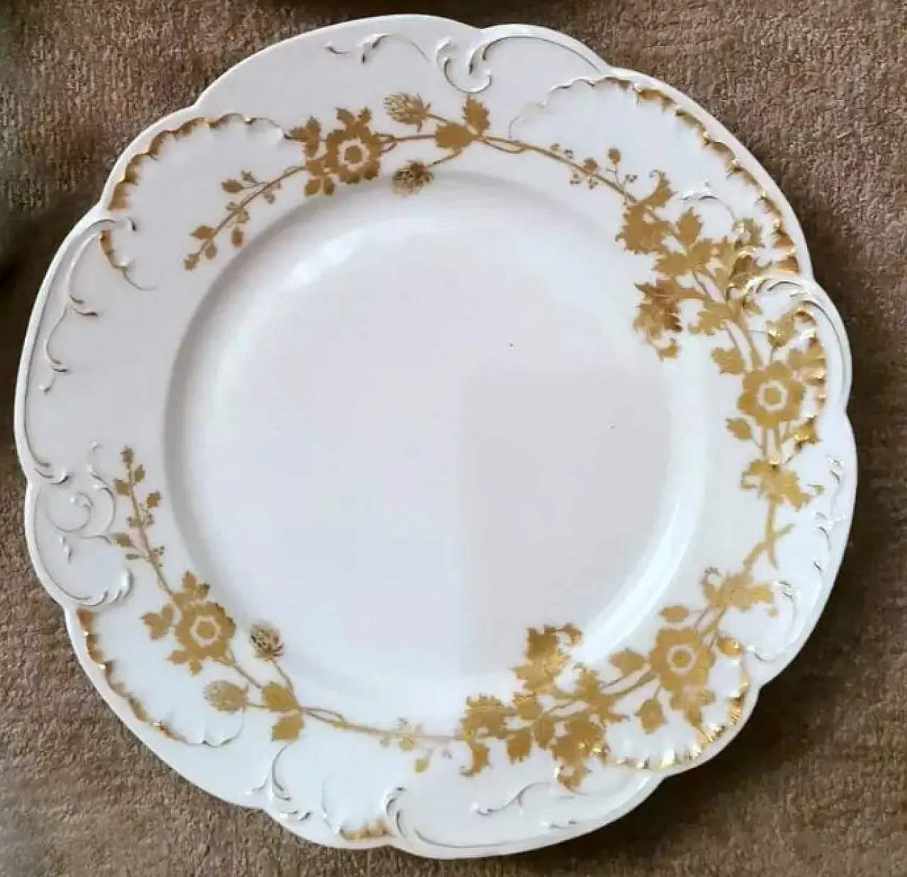 6 Flat plates in white Limoges porcelain with gilded decoration by Haviland, early 20th century 8