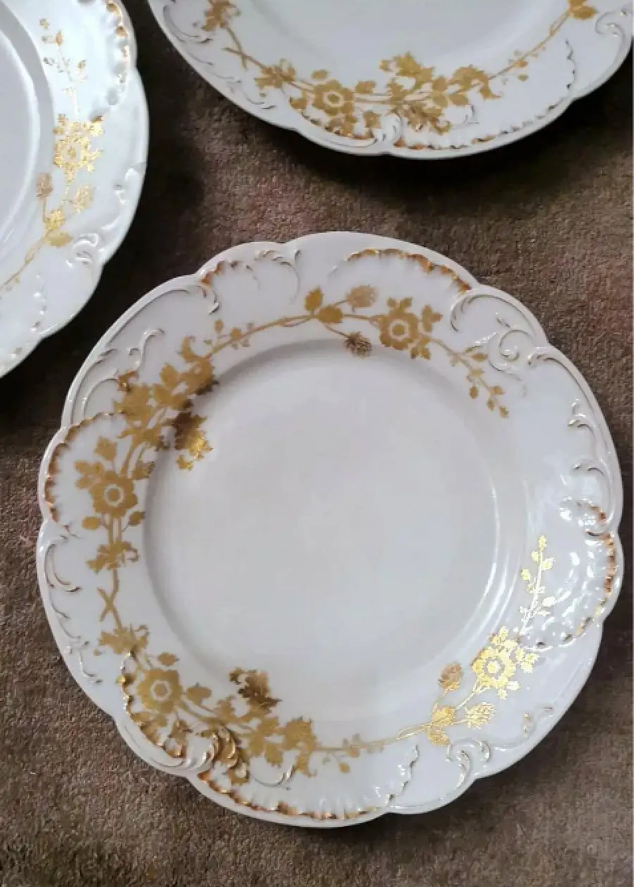 6 Flat plates in white Limoges porcelain with gilded decoration by Haviland, early 20th century 9