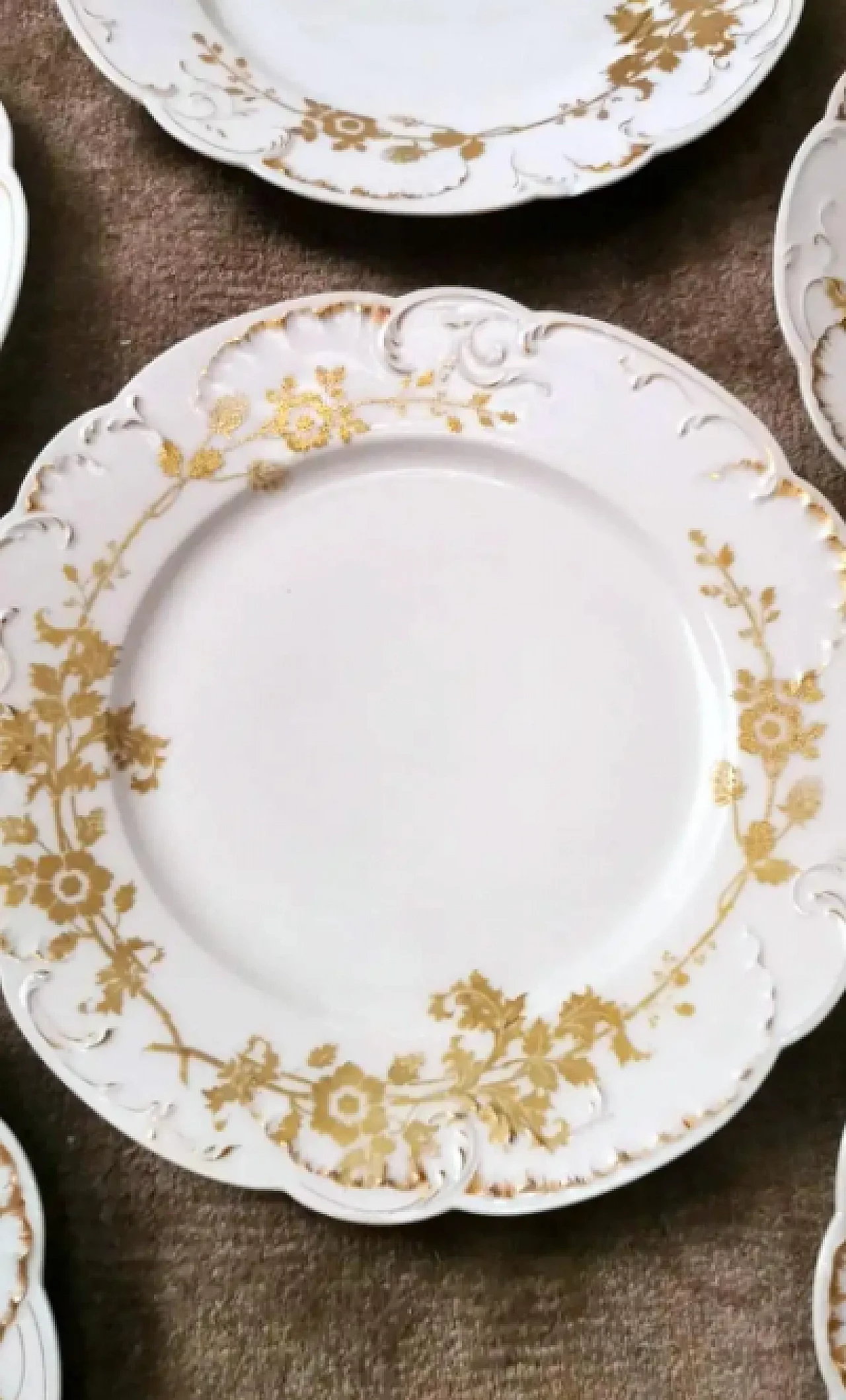6 Flat plates in white Limoges porcelain with gilded decoration by Haviland, early 20th century 10