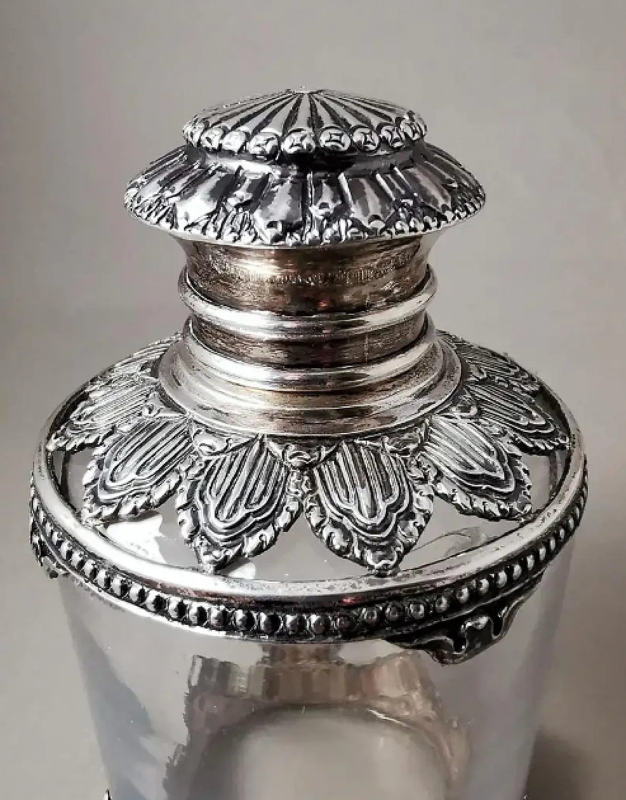 Bottiglia da toilette in cristallo e argento in stile vittoriano, primo '900 4