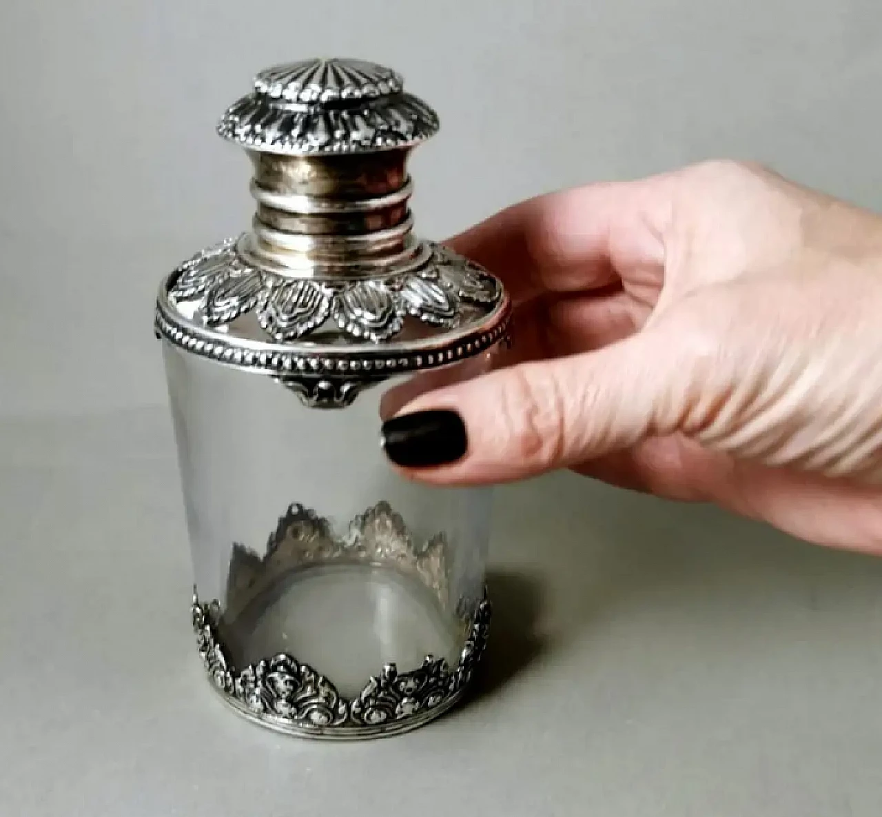 Bottiglia da toilette in cristallo e argento in stile vittoriano, primo '900 17