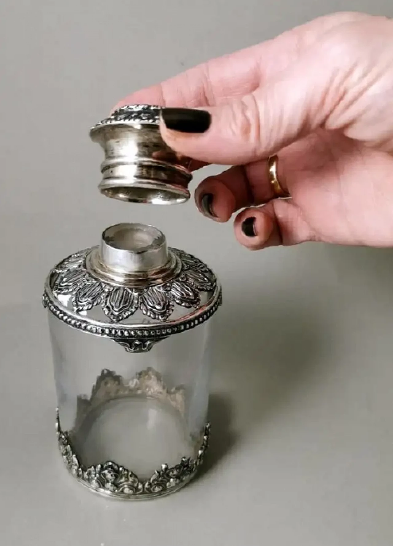 Bottiglia da toilette in cristallo e argento in stile vittoriano, primo '900 18