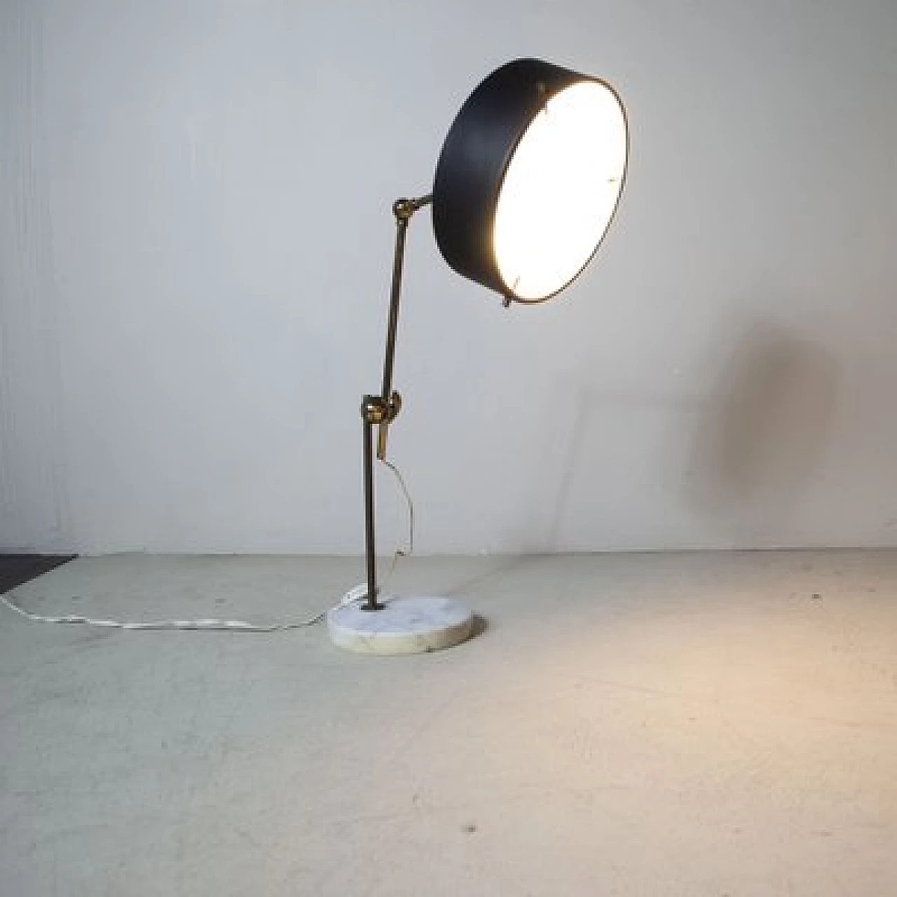 Lampada da tavolo regolabile con base in marmo circolare di Stilux Milano, anni '50 6