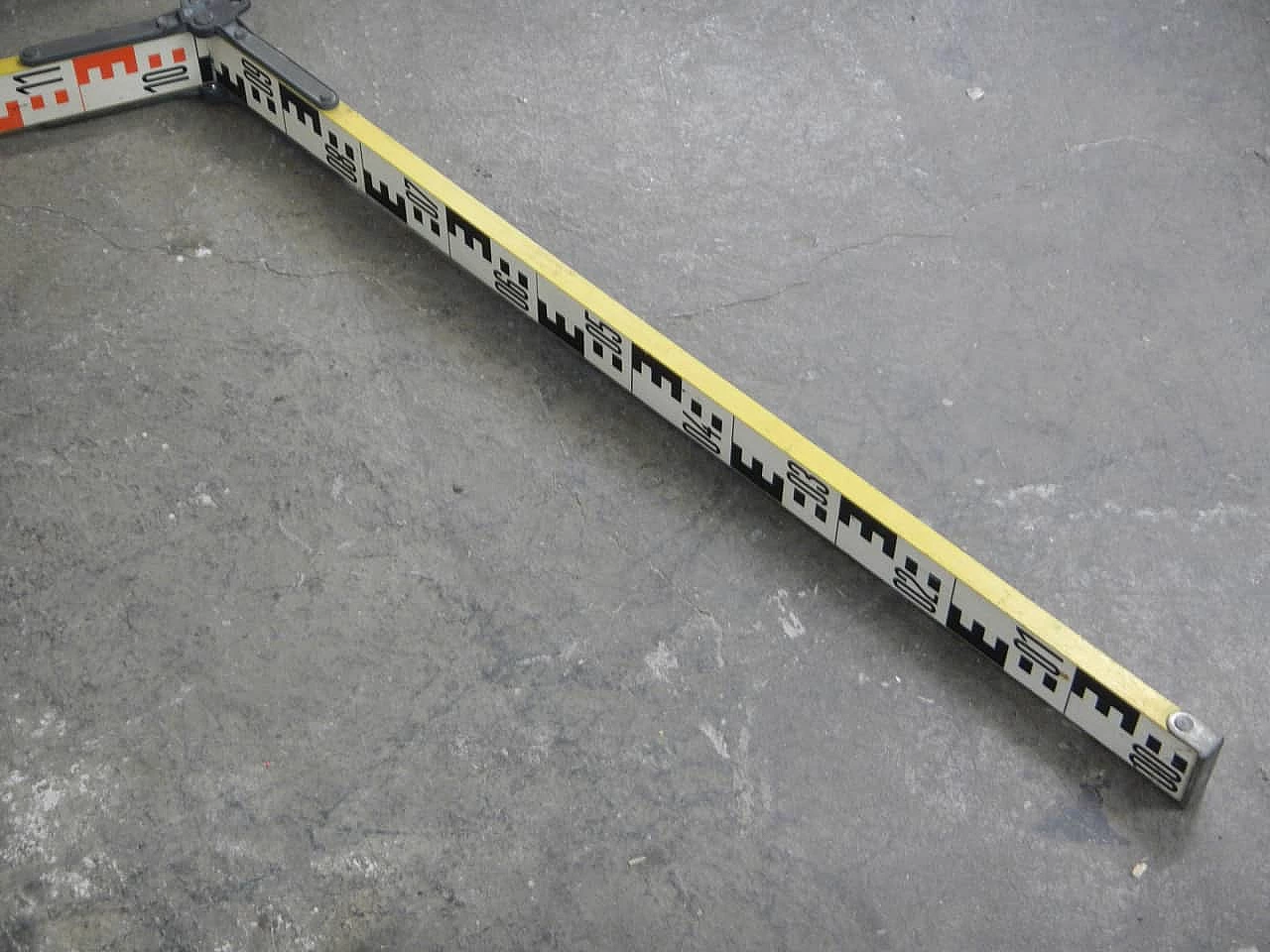 Compressed wood construction site level staff, 1980s 6