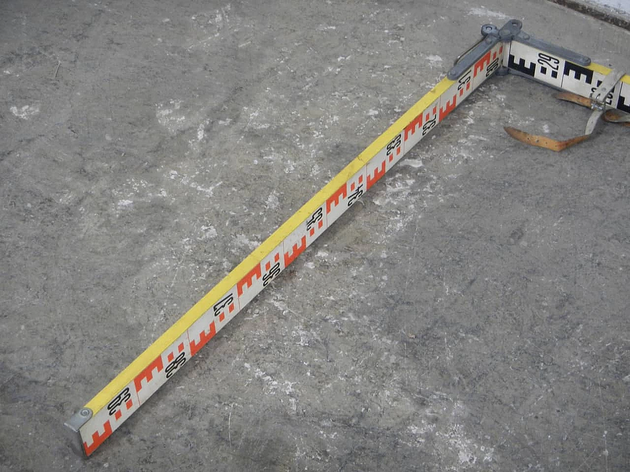 Compressed wood construction site level staff, 1980s 7