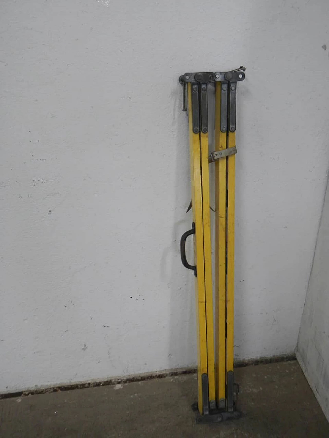 Compressed wood construction site level staff, 1980s 10