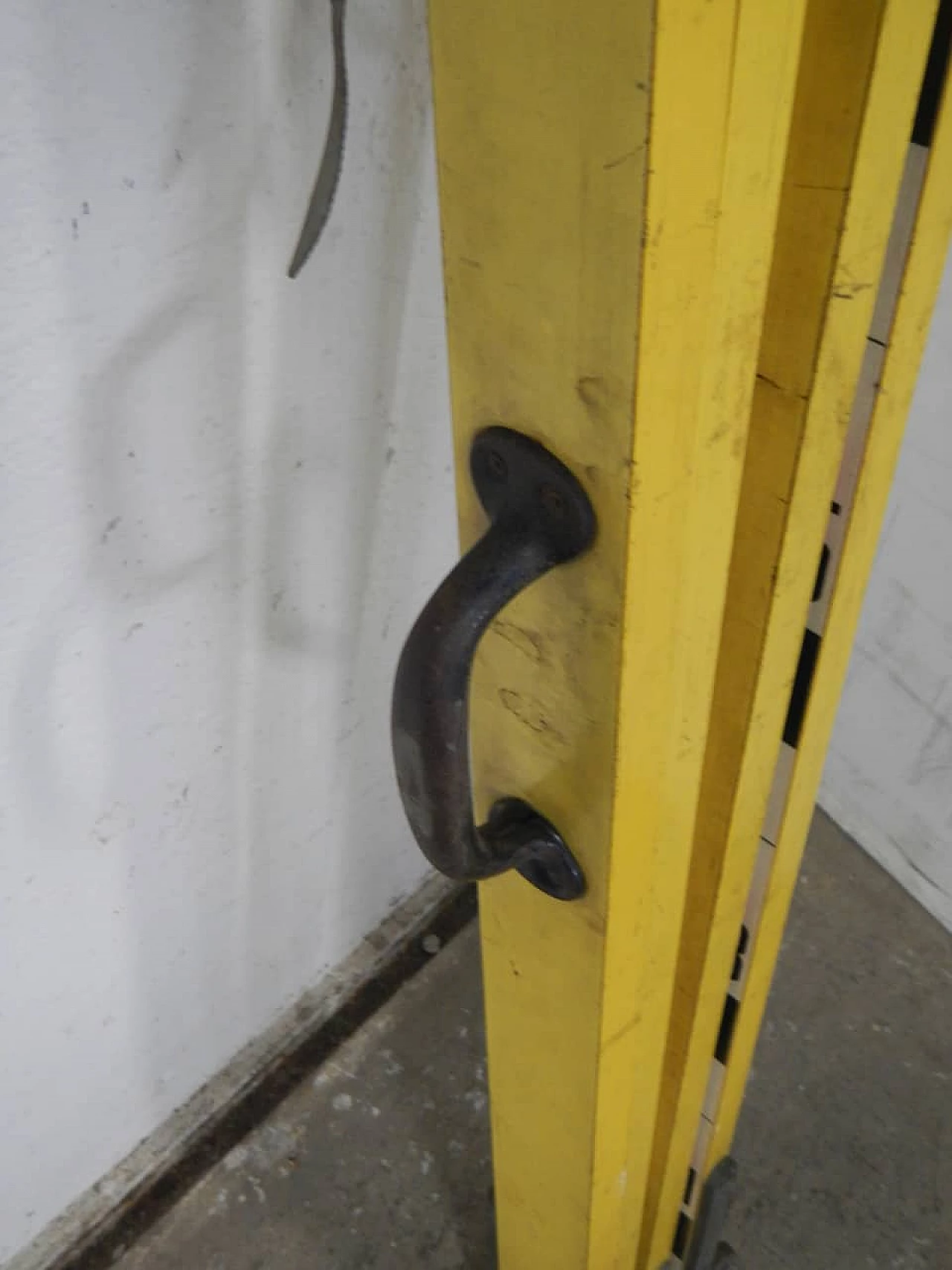 Compressed wood construction site level staff, 1980s 11