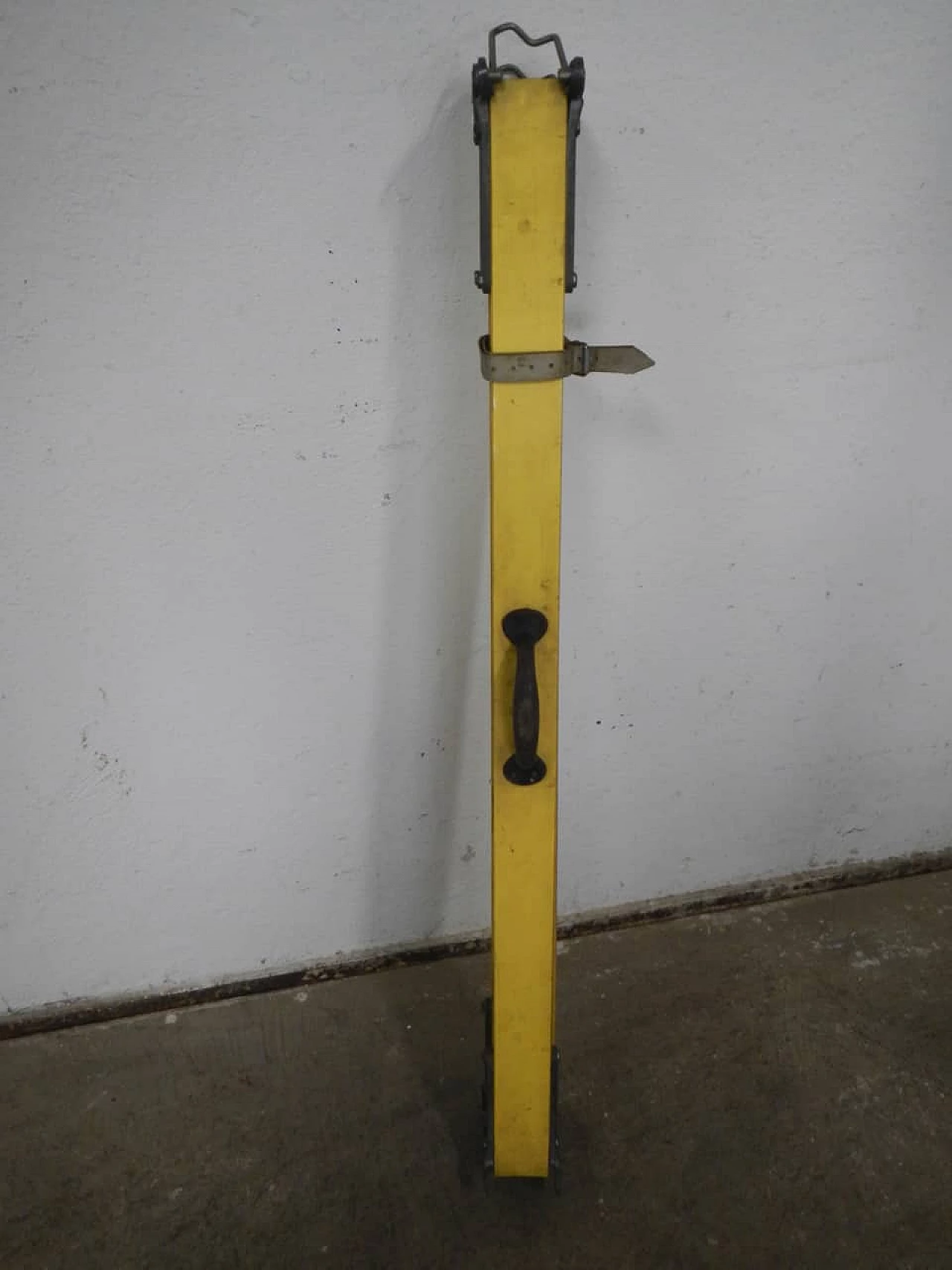 Compressed wood construction site level staff, 1980s 12