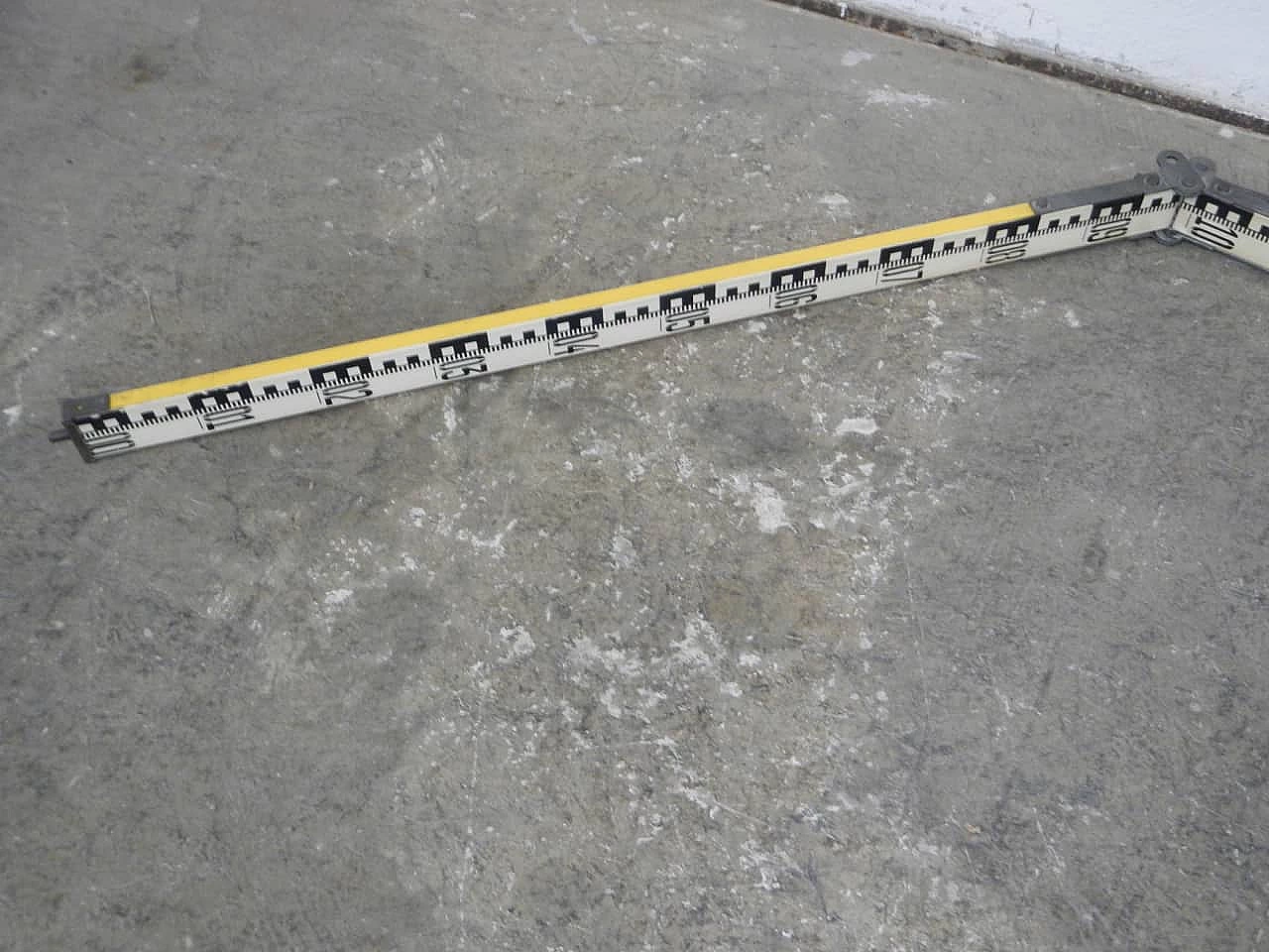 Aluminum construction site level staff, 1980s 4