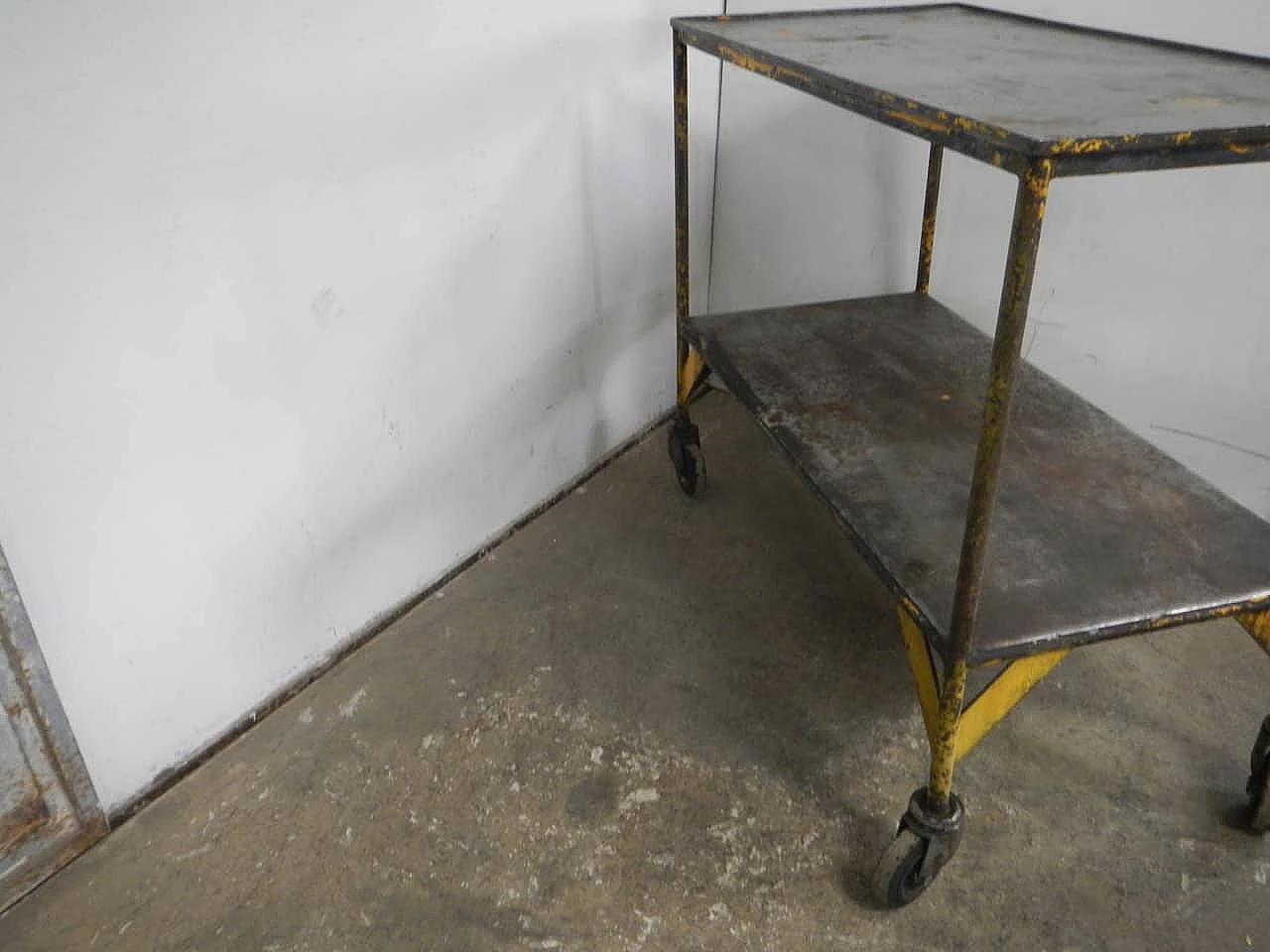 Carrello da officina in ferro grigio e giallo, anni '70 4