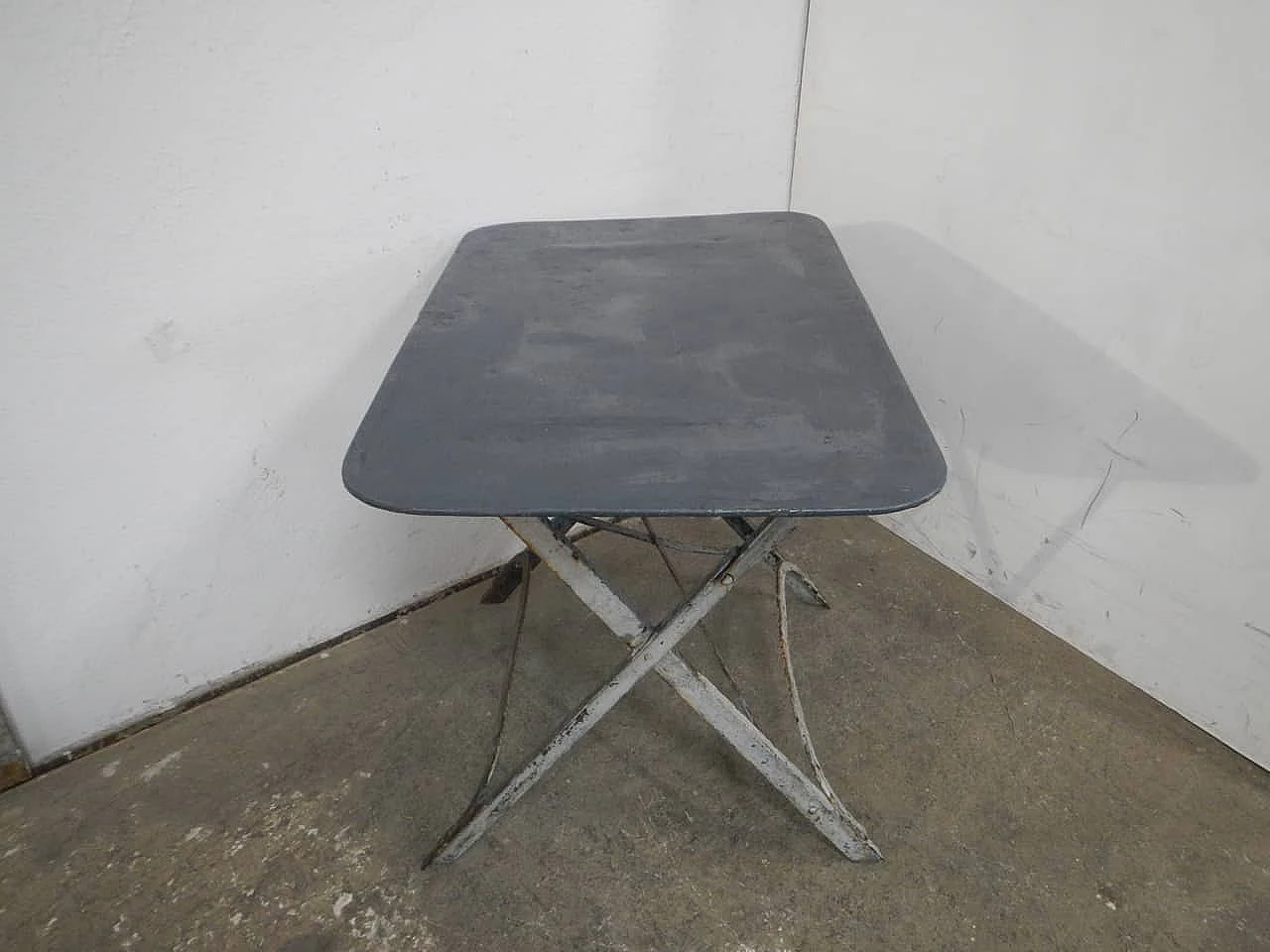 Rectangular folding garden table in grey and white iron, 1950s 2