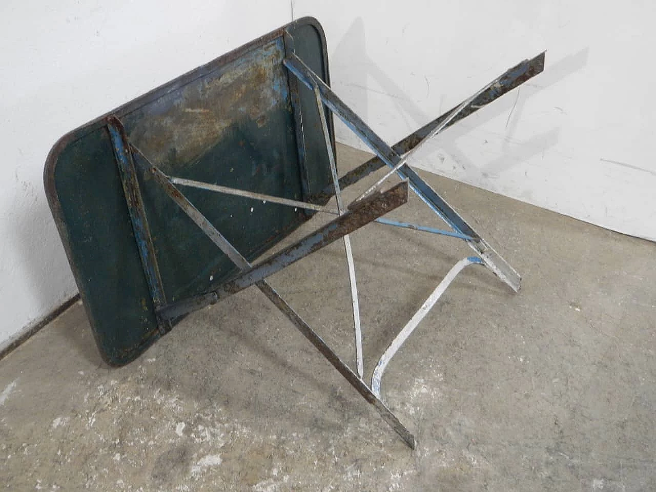 Rectangular folding garden table in grey and white iron, 1950s 7