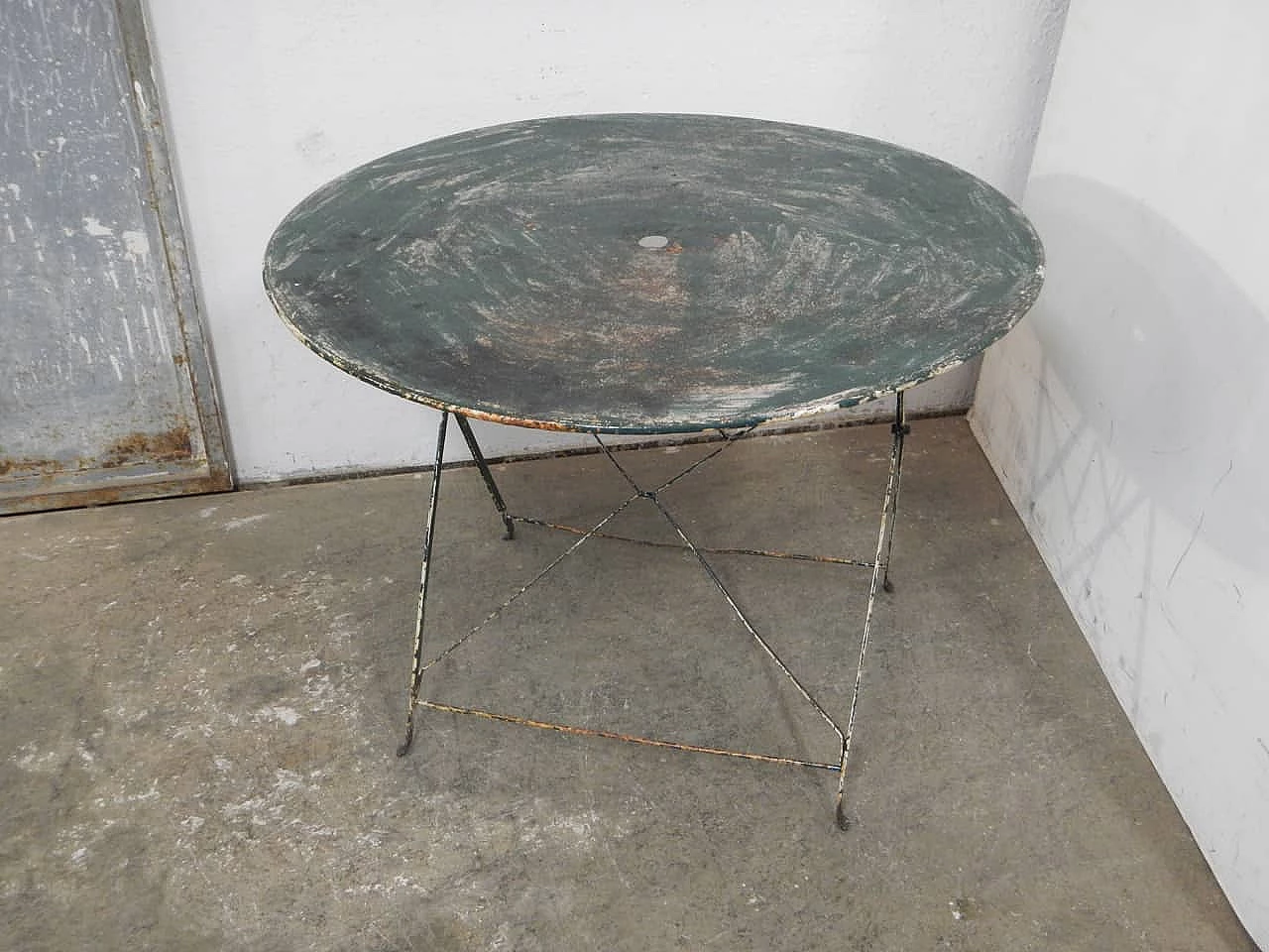 Tavolo da giardino rotondo pieghevole in ferro, anni '60 1