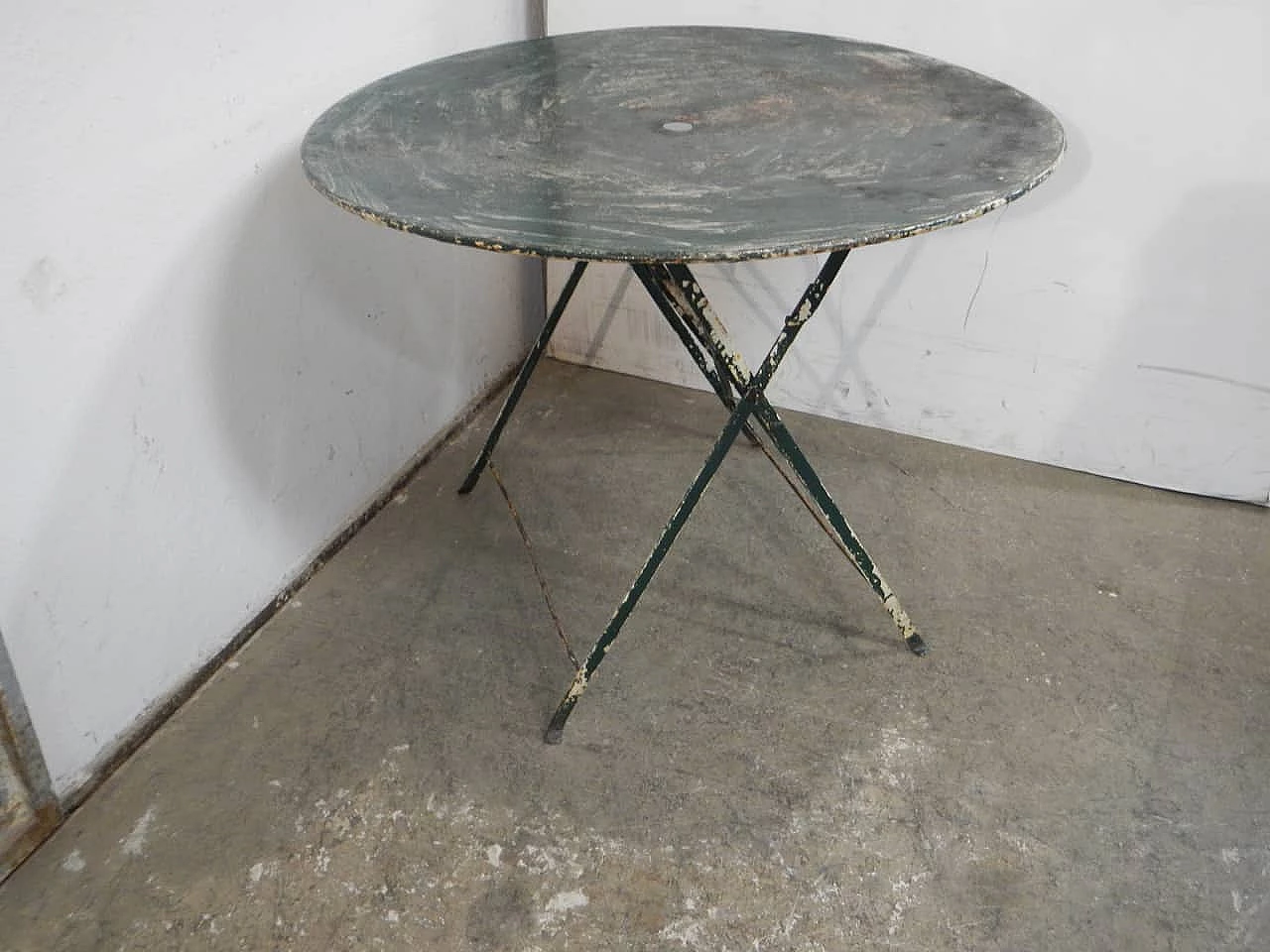 Round folding iron garden table, 1960s 3