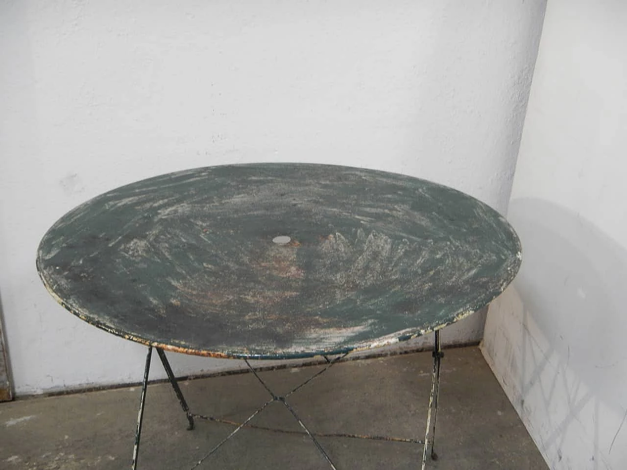 Tavolo da giardino rotondo pieghevole in ferro, anni '60 4