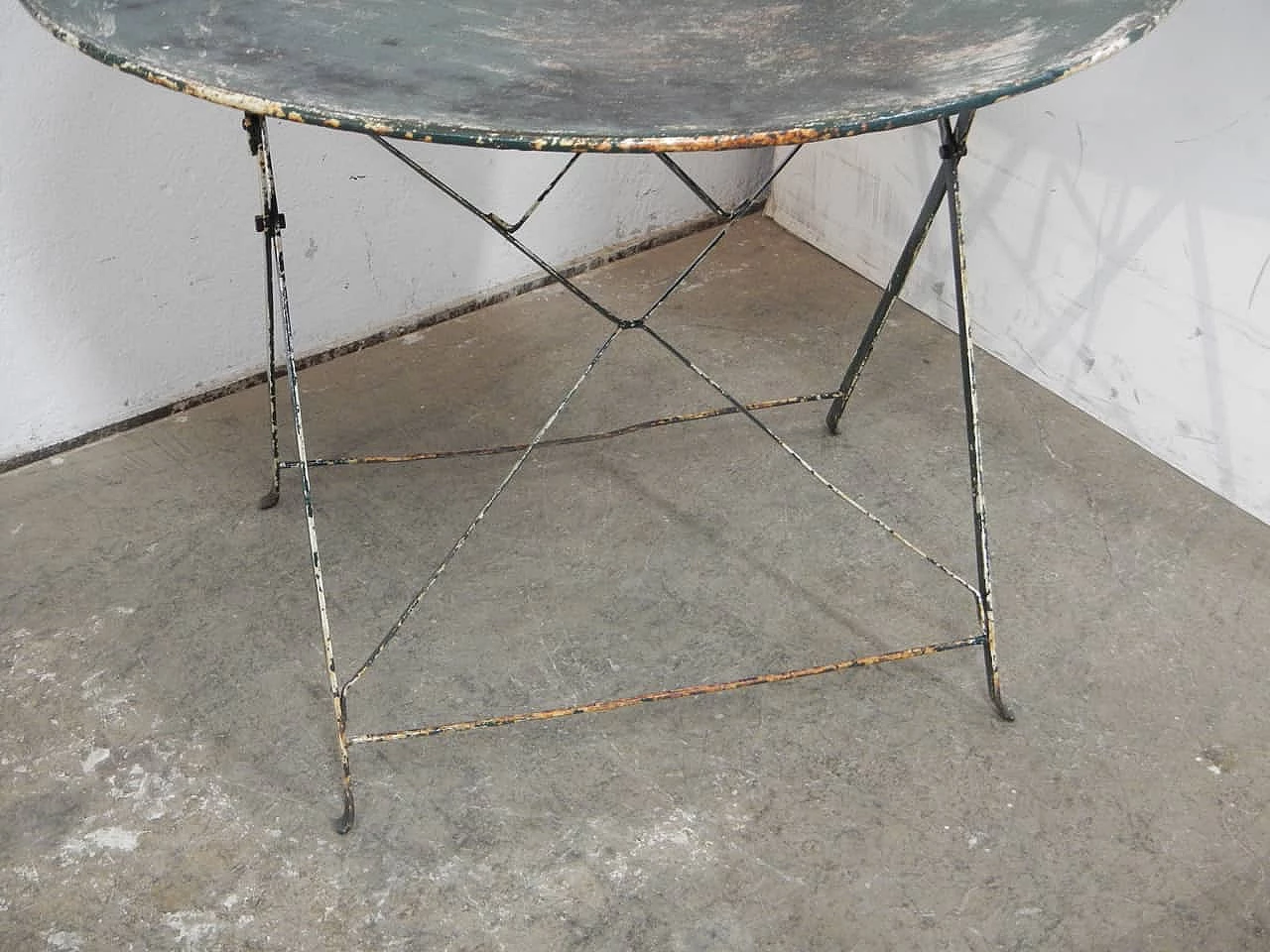 Tavolo da giardino rotondo pieghevole in ferro, anni '60 5
