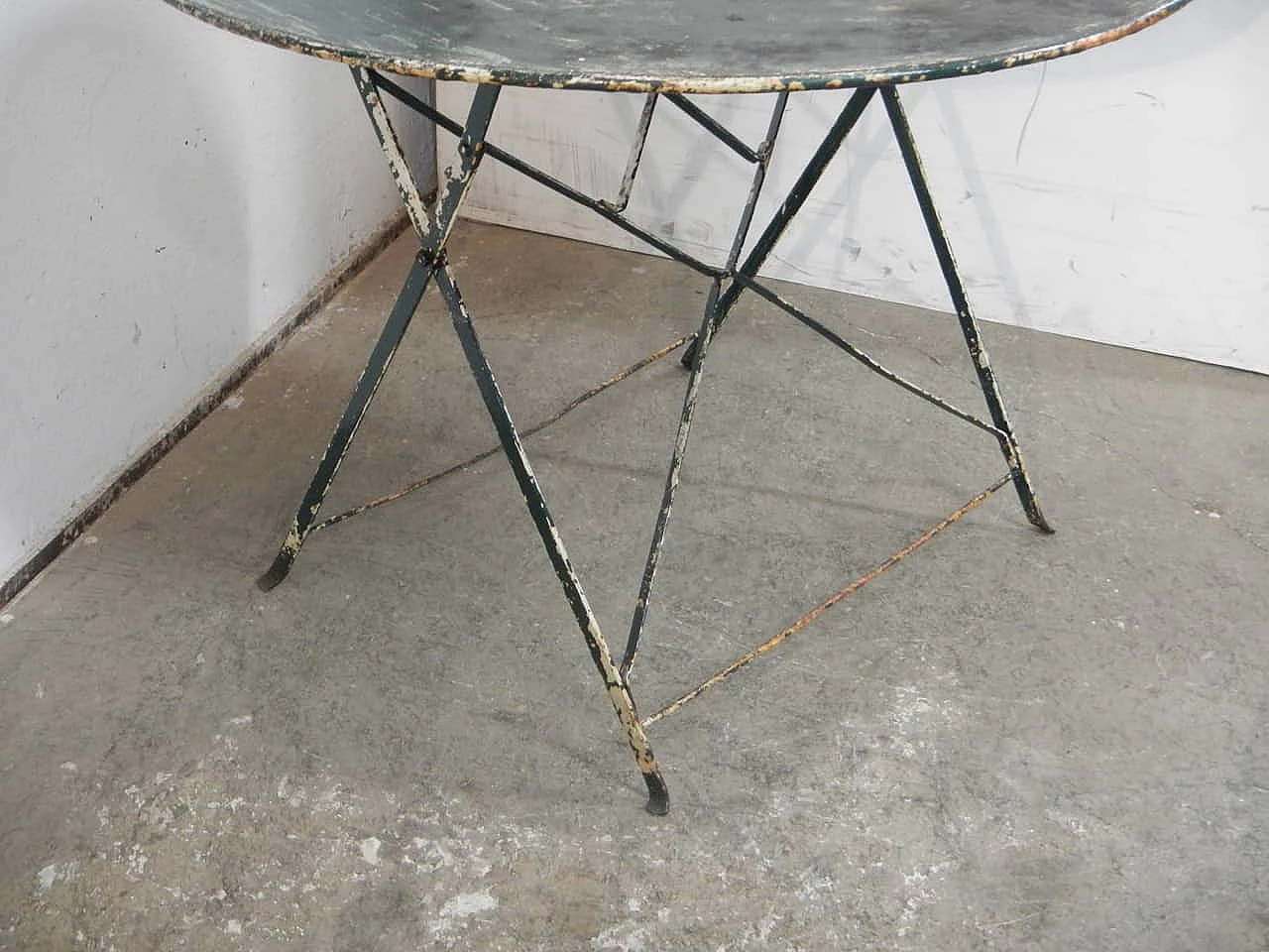Tavolo da giardino rotondo pieghevole in ferro, anni '60 6