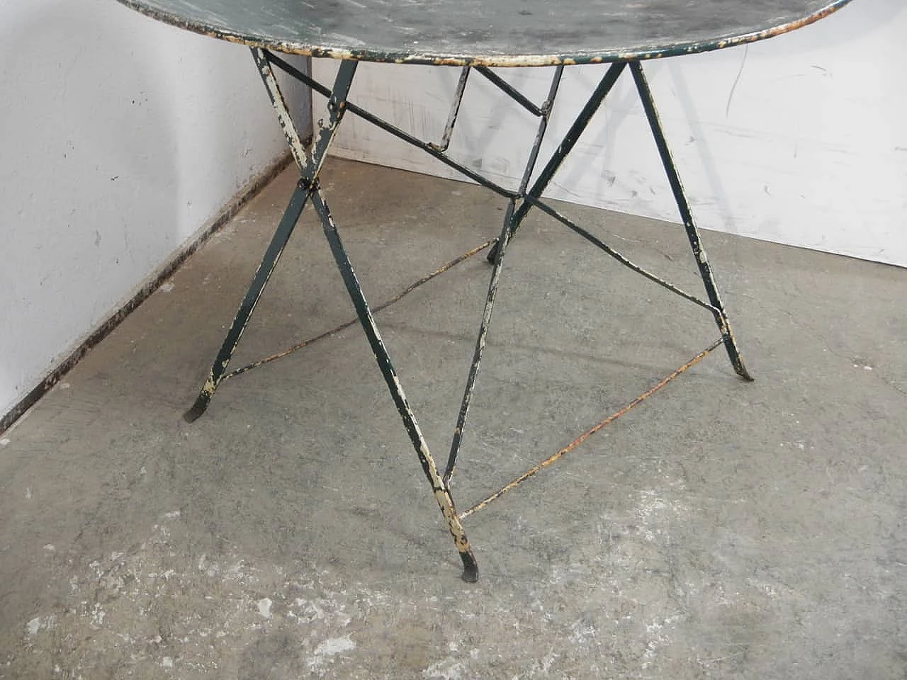 Round folding iron garden table, 1960s 6