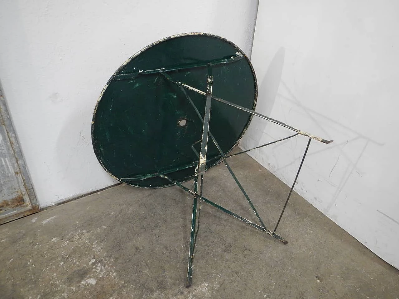 Round folding iron garden table, 1960s 8