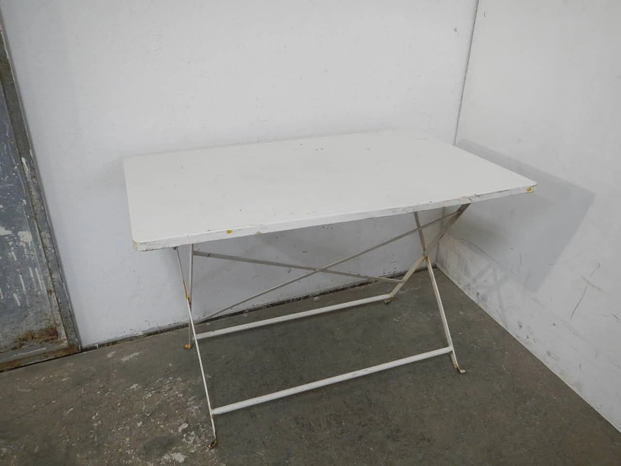 Rectangular folding white iron garden table, 1980s 1