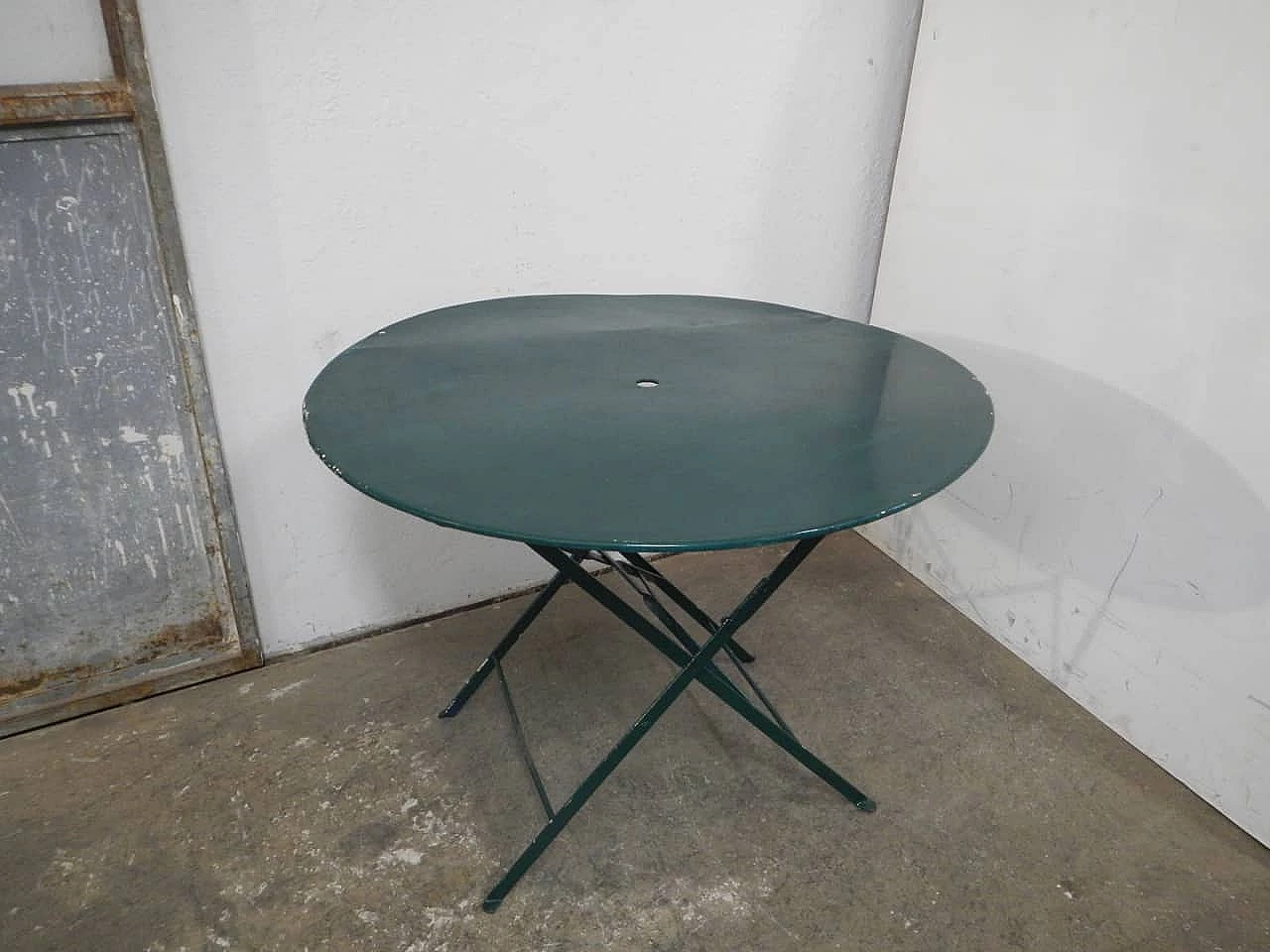 Green iron round garden table, 1970s 1