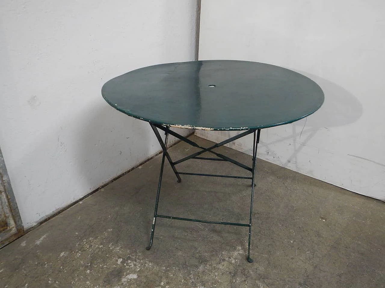 Green iron round garden table, 1970s 2