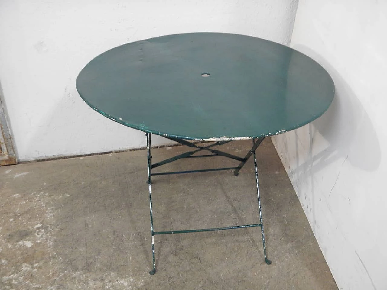 Green iron round garden table, 1970s 4