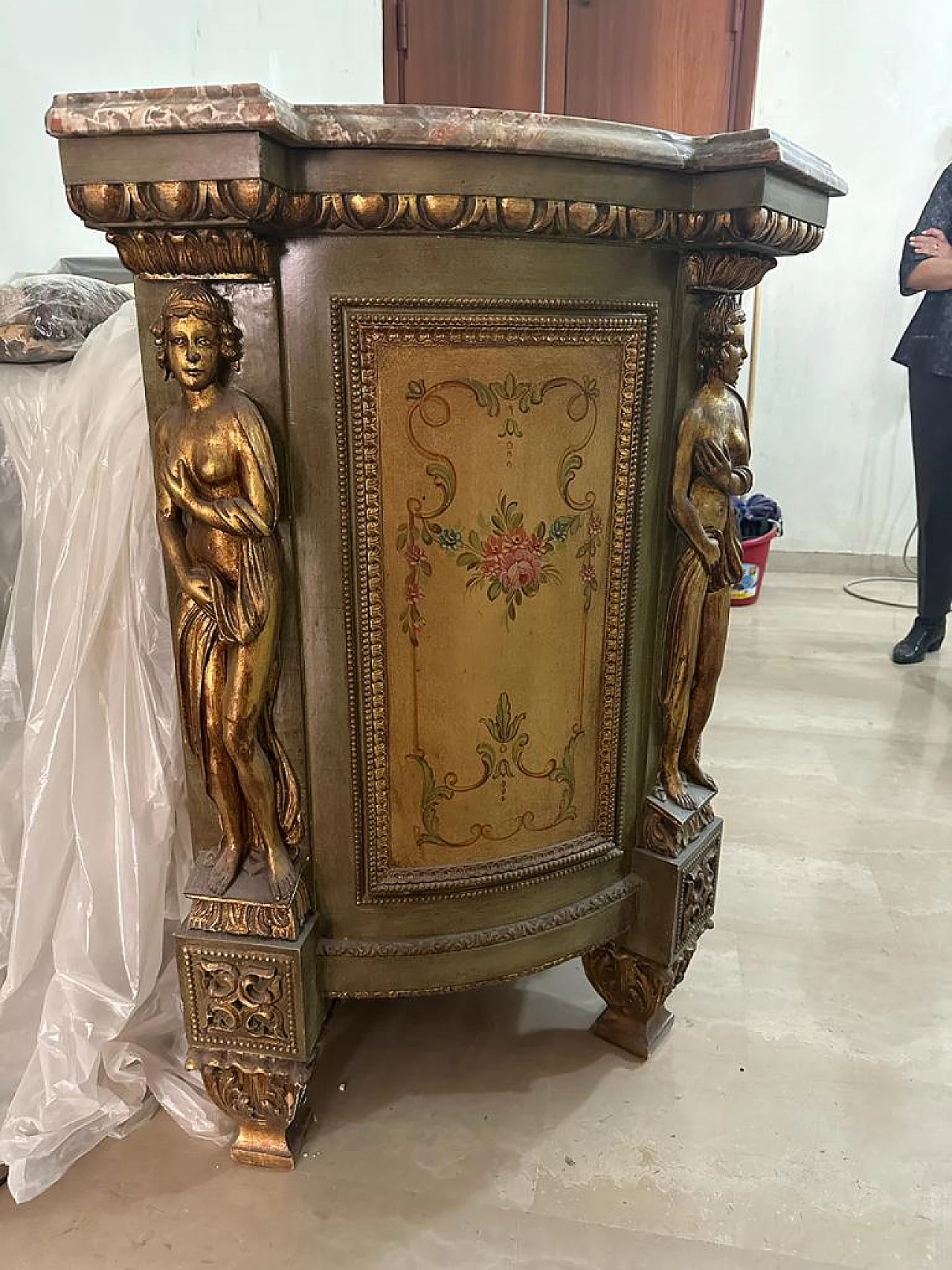 Credenza in stile Luigi XVI con decorazioni in stile veneziano Rococò, inizio '900 3