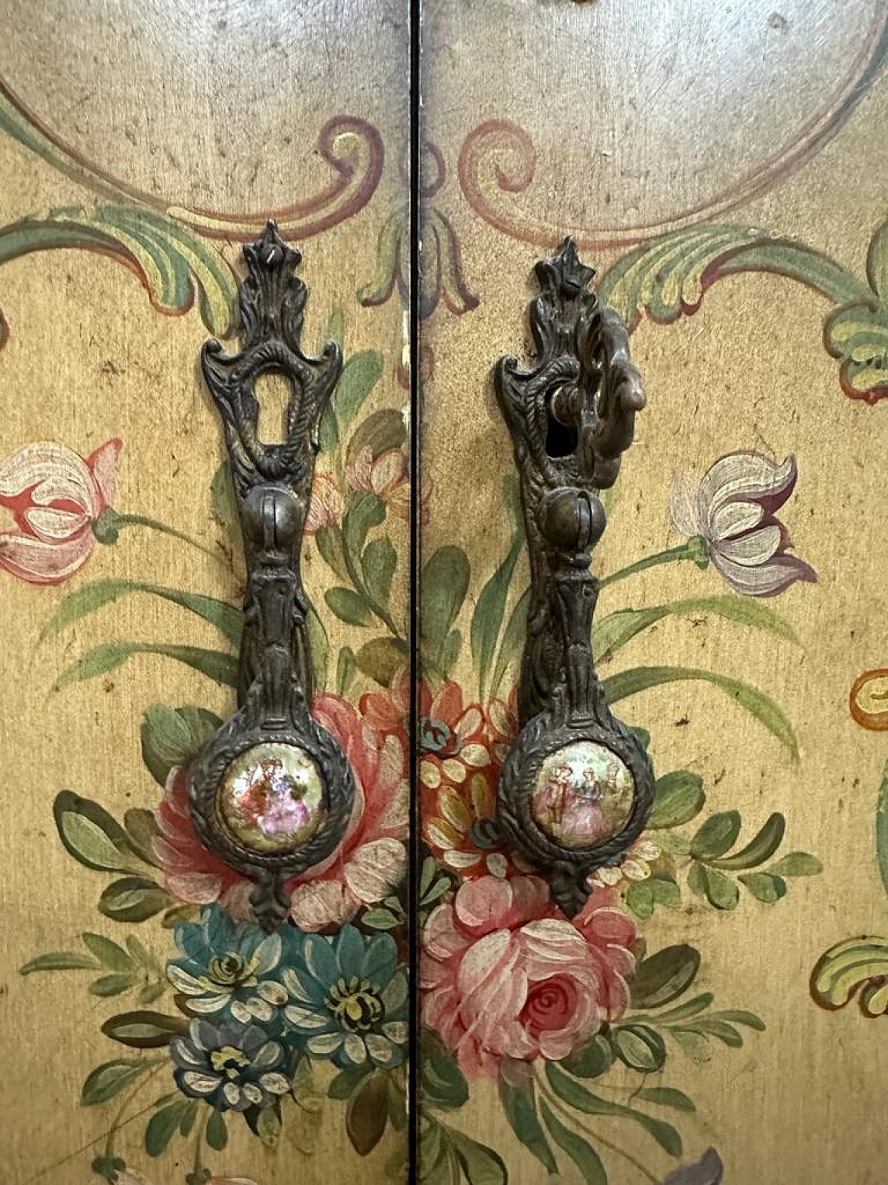 Credenza in stile Luigi XVI con decorazioni in stile veneziano Rococò, inizio '900 5