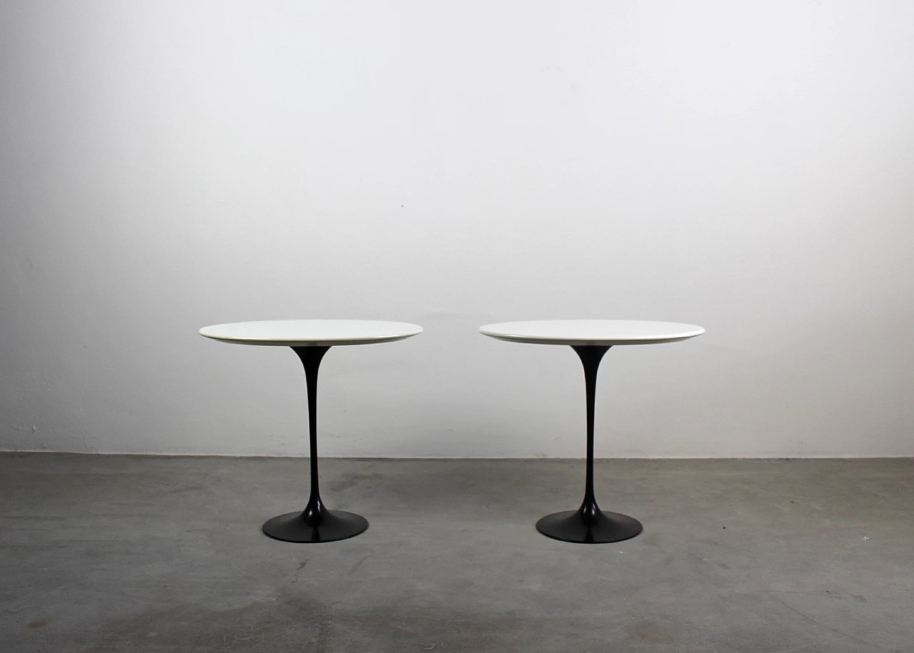 Pair of black and white wood and aluminium coffee tables in the style of Eero Saarinen, 1990s 1