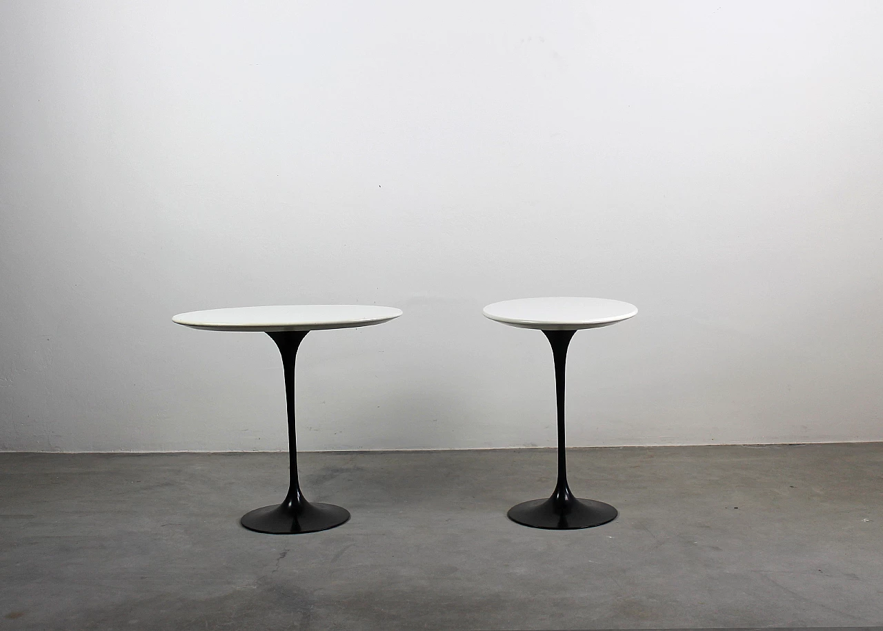 Pair of black and white wood and aluminium coffee tables in the style of Eero Saarinen, 1990s 2
