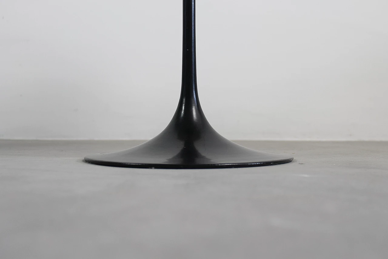 Coppia di tavolini bianchi e neri in legno e alluminio nello stile di Eero Saarinen, anni '90 3