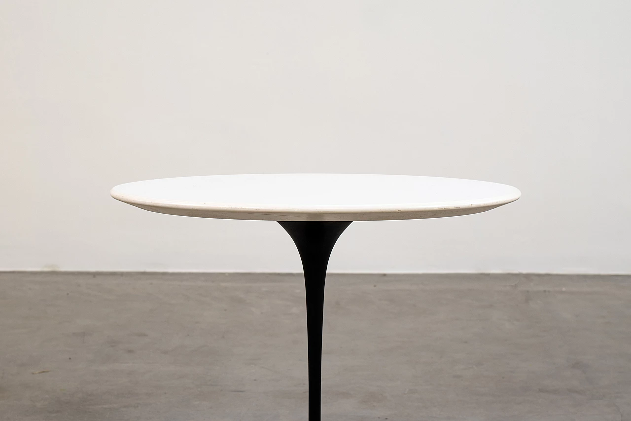 Pair of black and white wood and aluminium coffee tables in the style of Eero Saarinen, 1990s 4