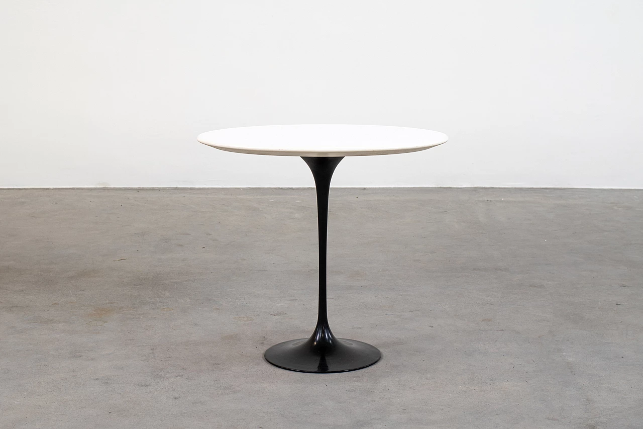 Pair of black and white wood and aluminium coffee tables in the style of Eero Saarinen, 1990s 5