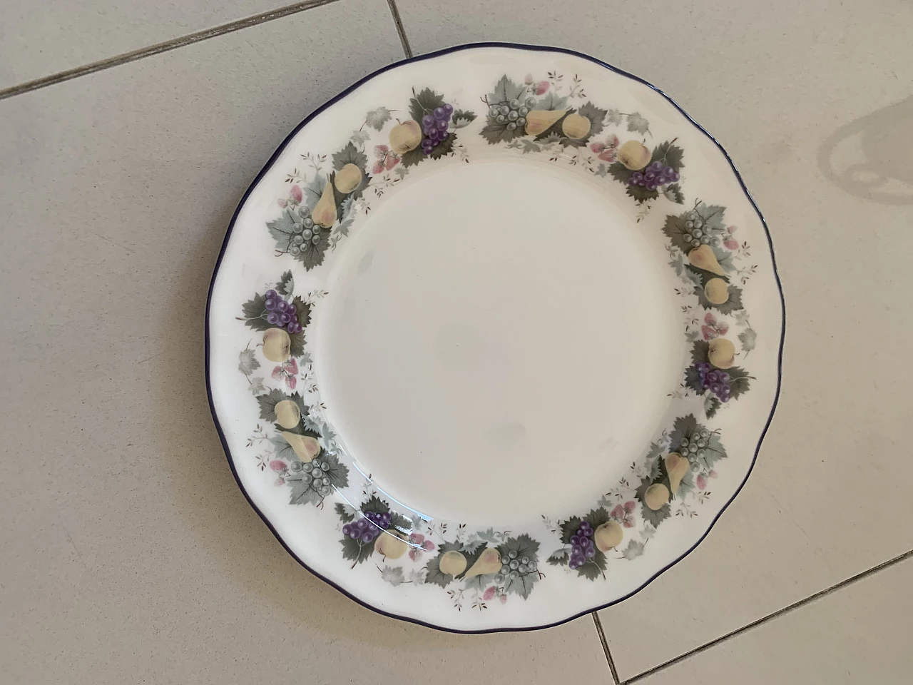 Royal Doulton porcelain plates set with floral decoration, 1990s 4