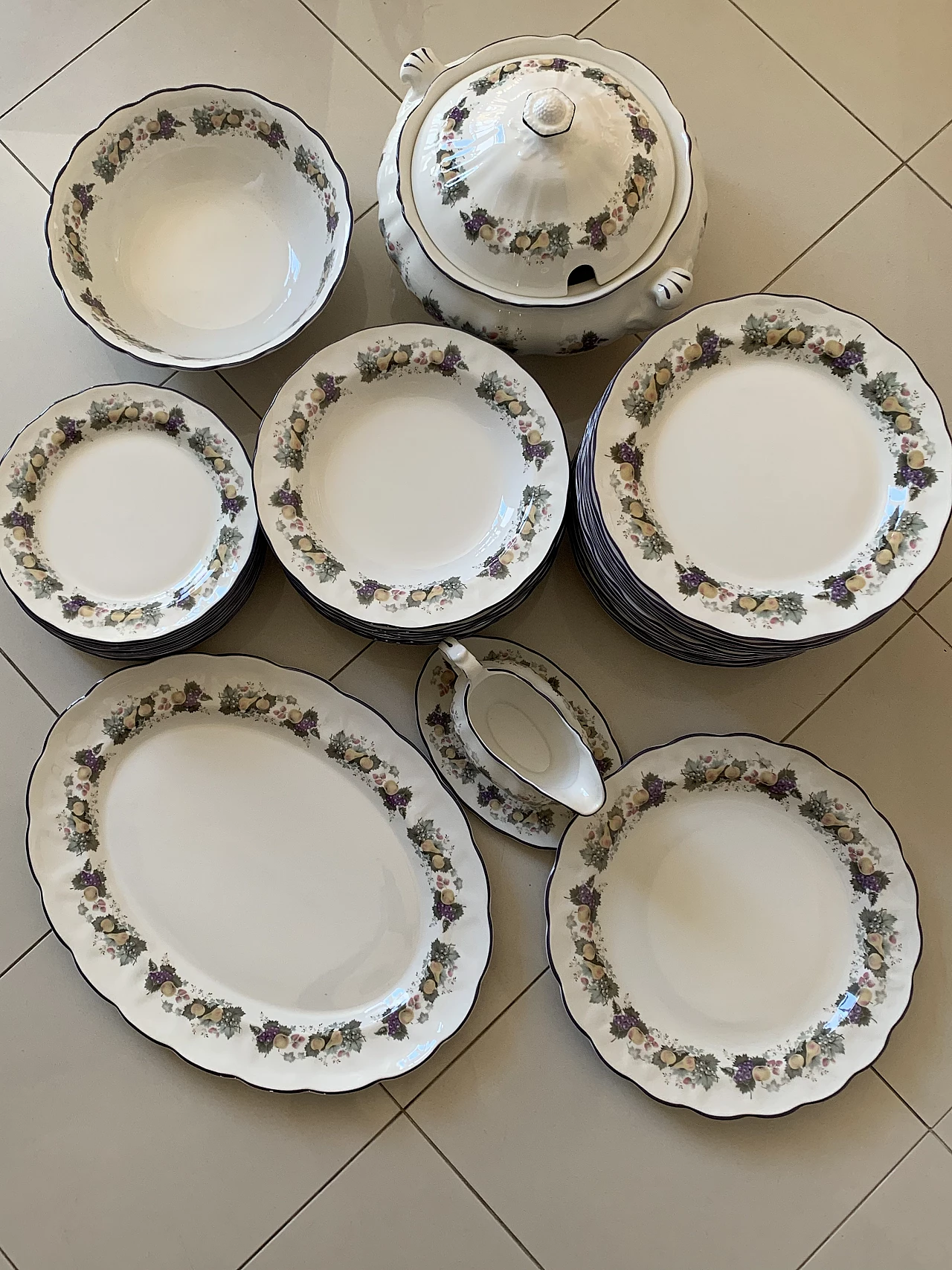 Royal Doulton porcelain plates set with floral decoration, 1990s 6