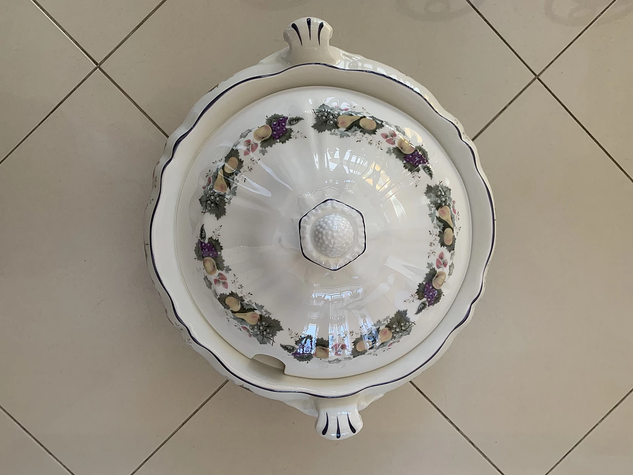 Royal Doulton porcelain plates set with floral decoration, 1990s 9