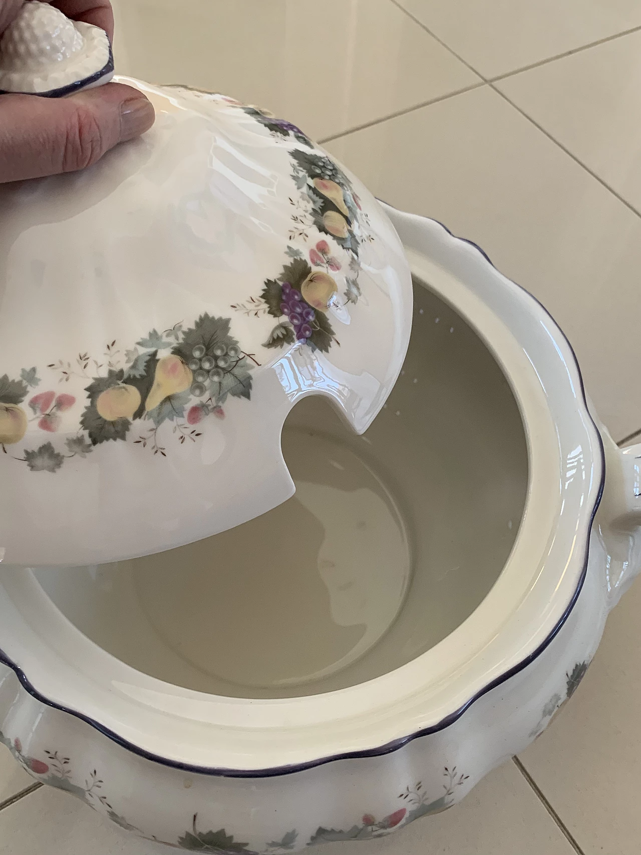 Royal Doulton porcelain plates set with floral decoration, 1990s 10