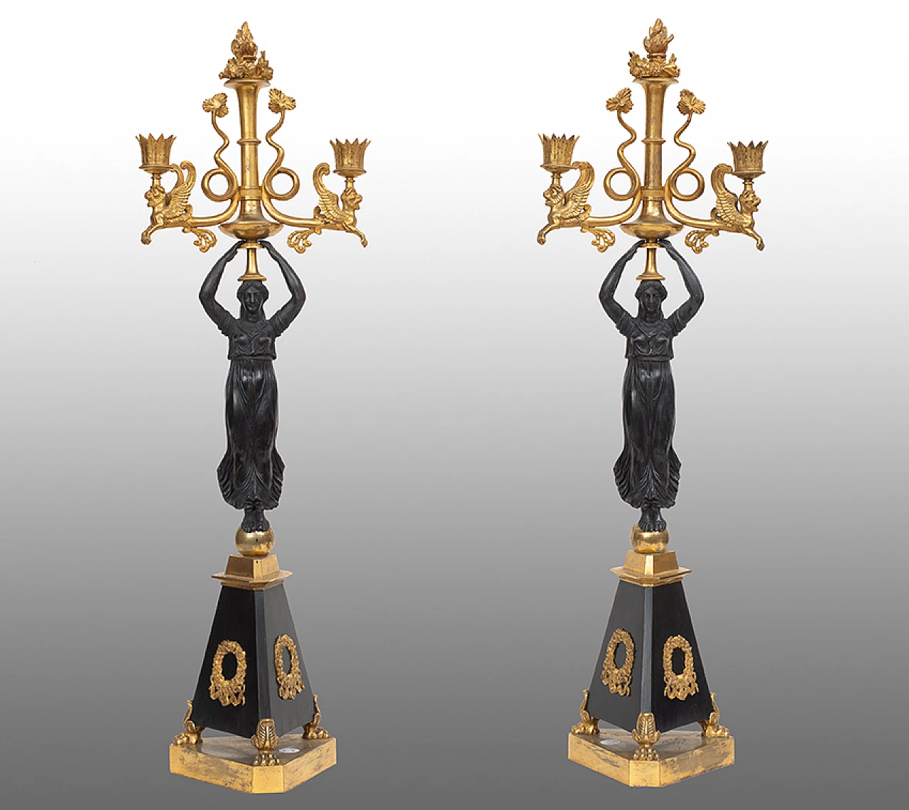 Coppia di candelabri Direttorio in bronzo brunito con figura di donna, inizio '800 1