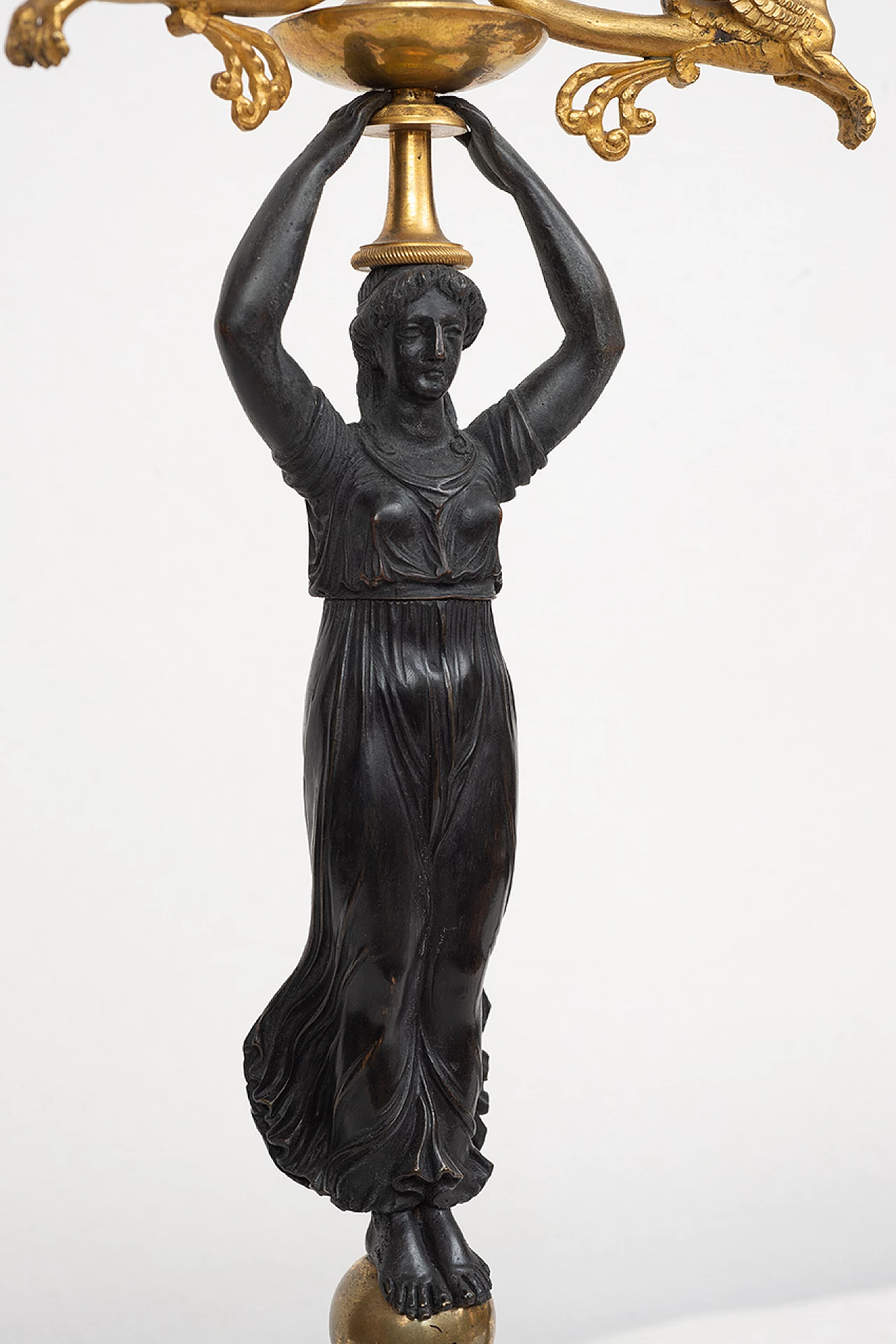 Coppia di candelabri Direttorio in bronzo brunito con figura di donna, inizio '800 4