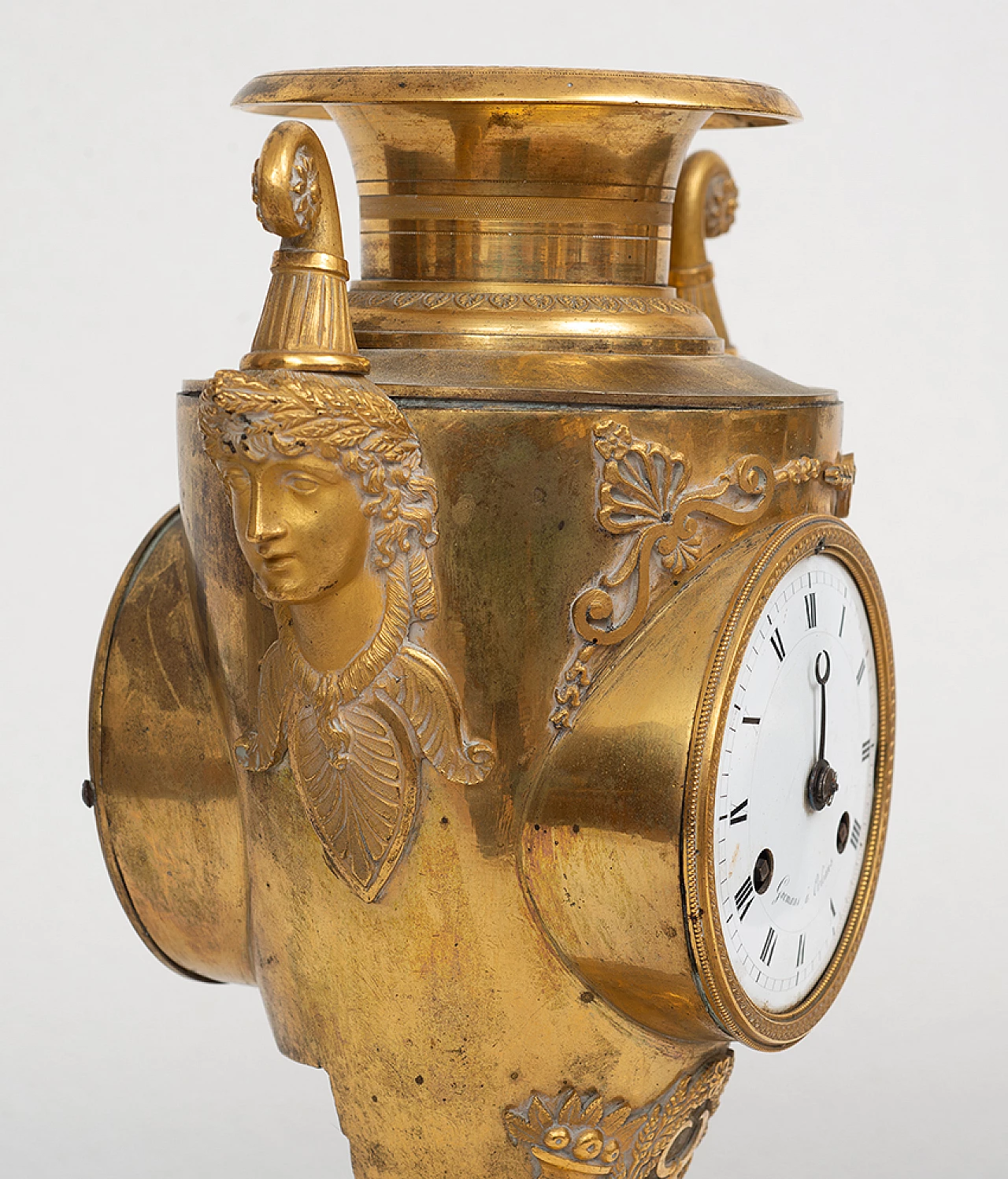 Chiselled gilded bronze vase-shaped Empire clock, early 19th century 2