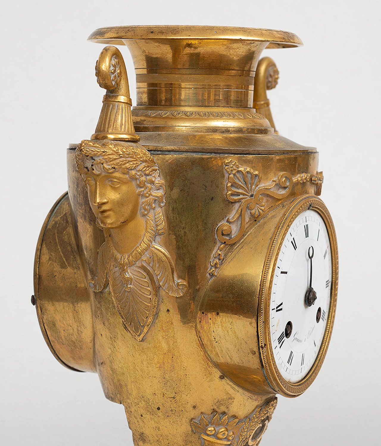 Orologio Impero con forma a vaso in bronzo dorato cesellato, inizio '800 2