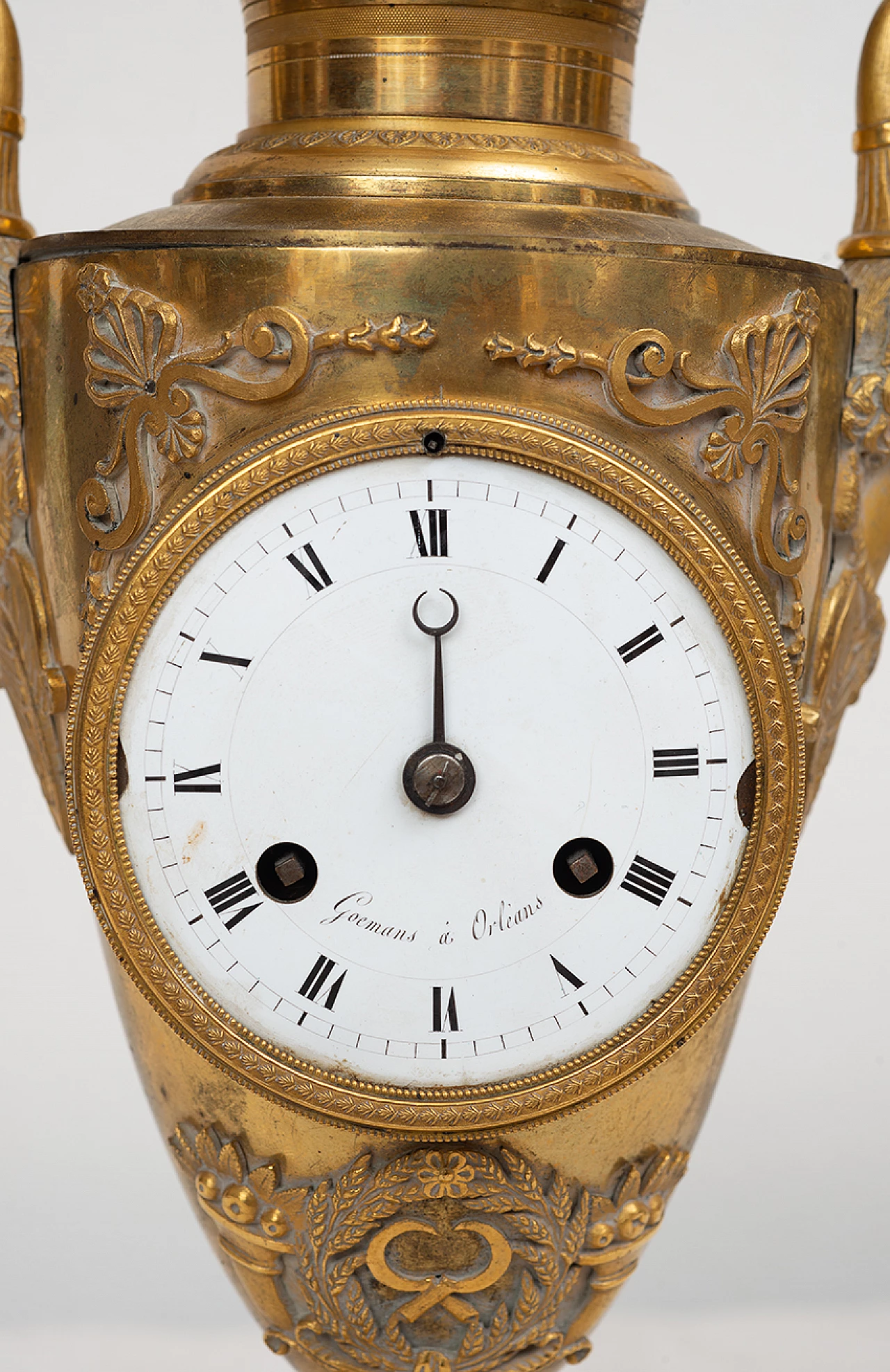 Chiselled gilded bronze vase-shaped Empire clock, early 19th century 3