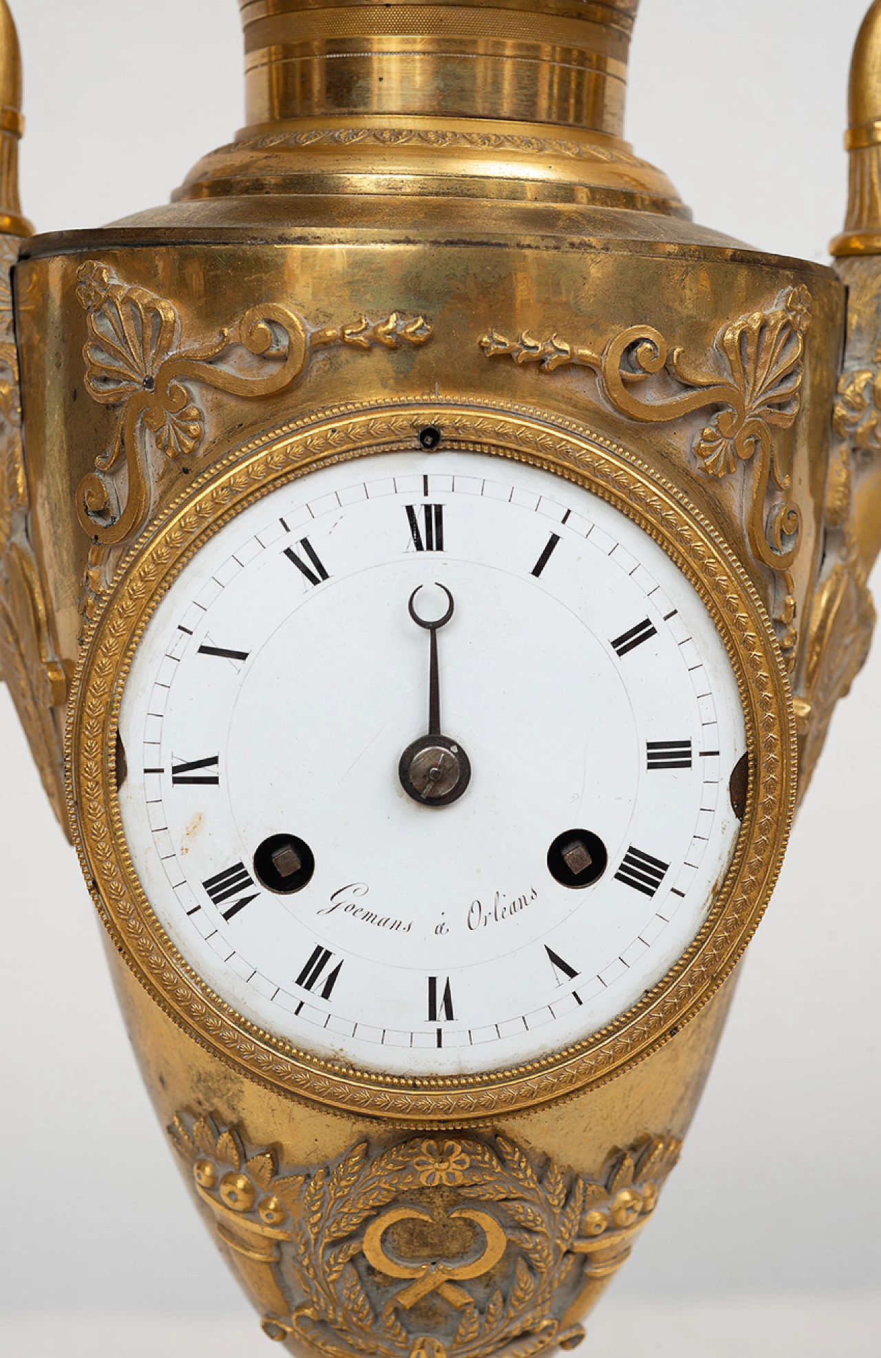 Orologio Impero con forma a vaso in bronzo dorato cesellato, inizio '800 3