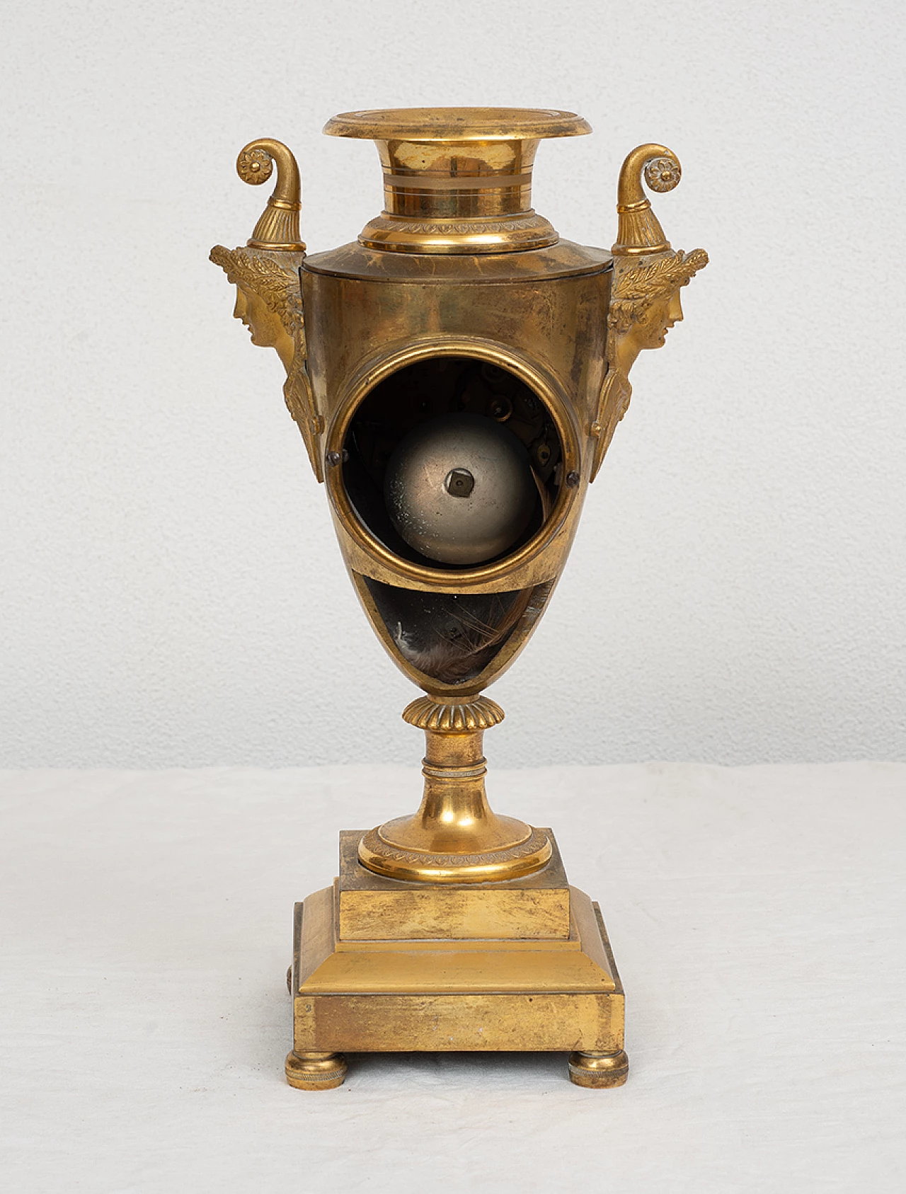Chiselled gilded bronze vase-shaped Empire clock, early 19th century 4