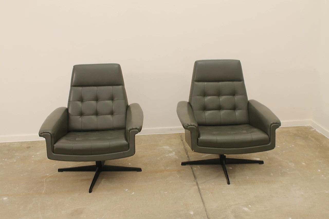 Coppia di poltrone girevoli in similpelle di UP Zavody, anni '70 14