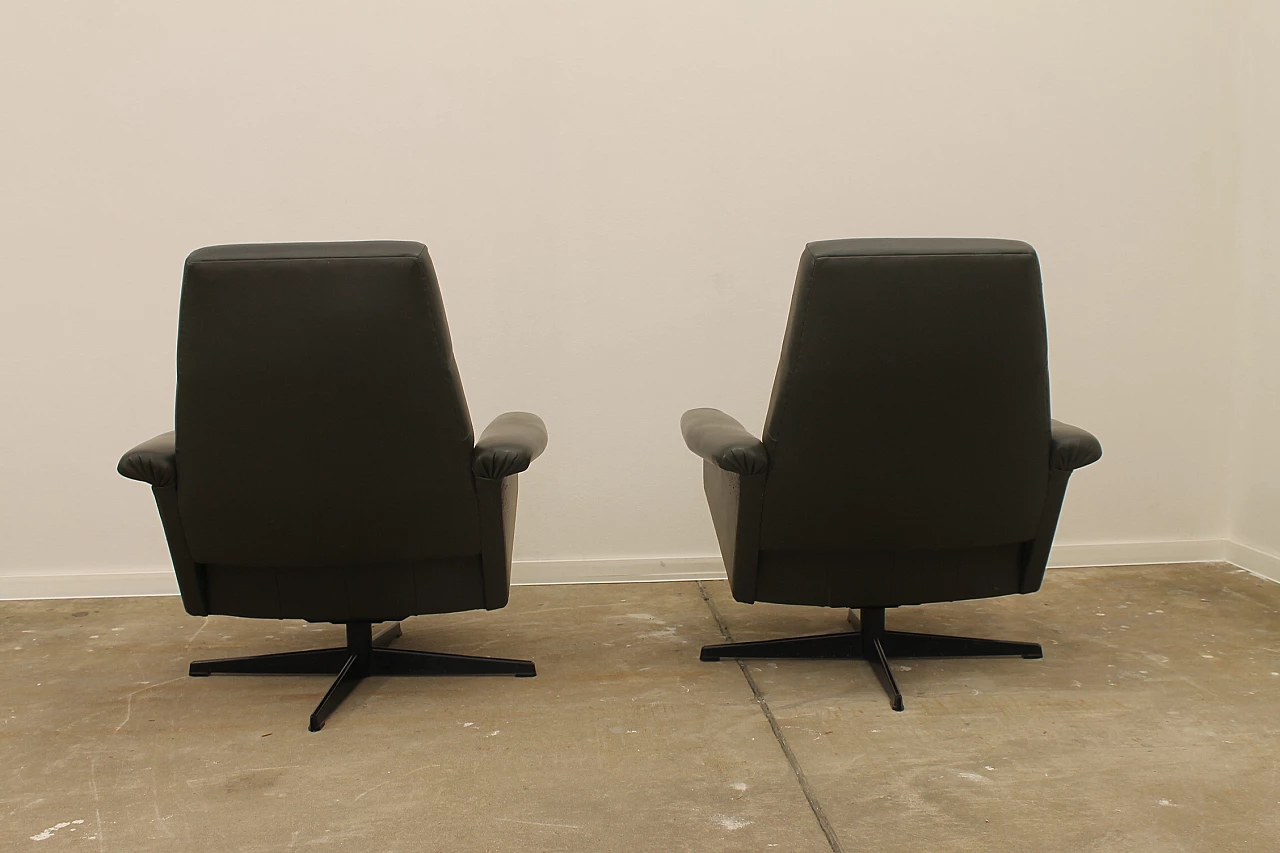 Coppia di poltrone girevoli in similpelle di UP Zavody, anni '70 17