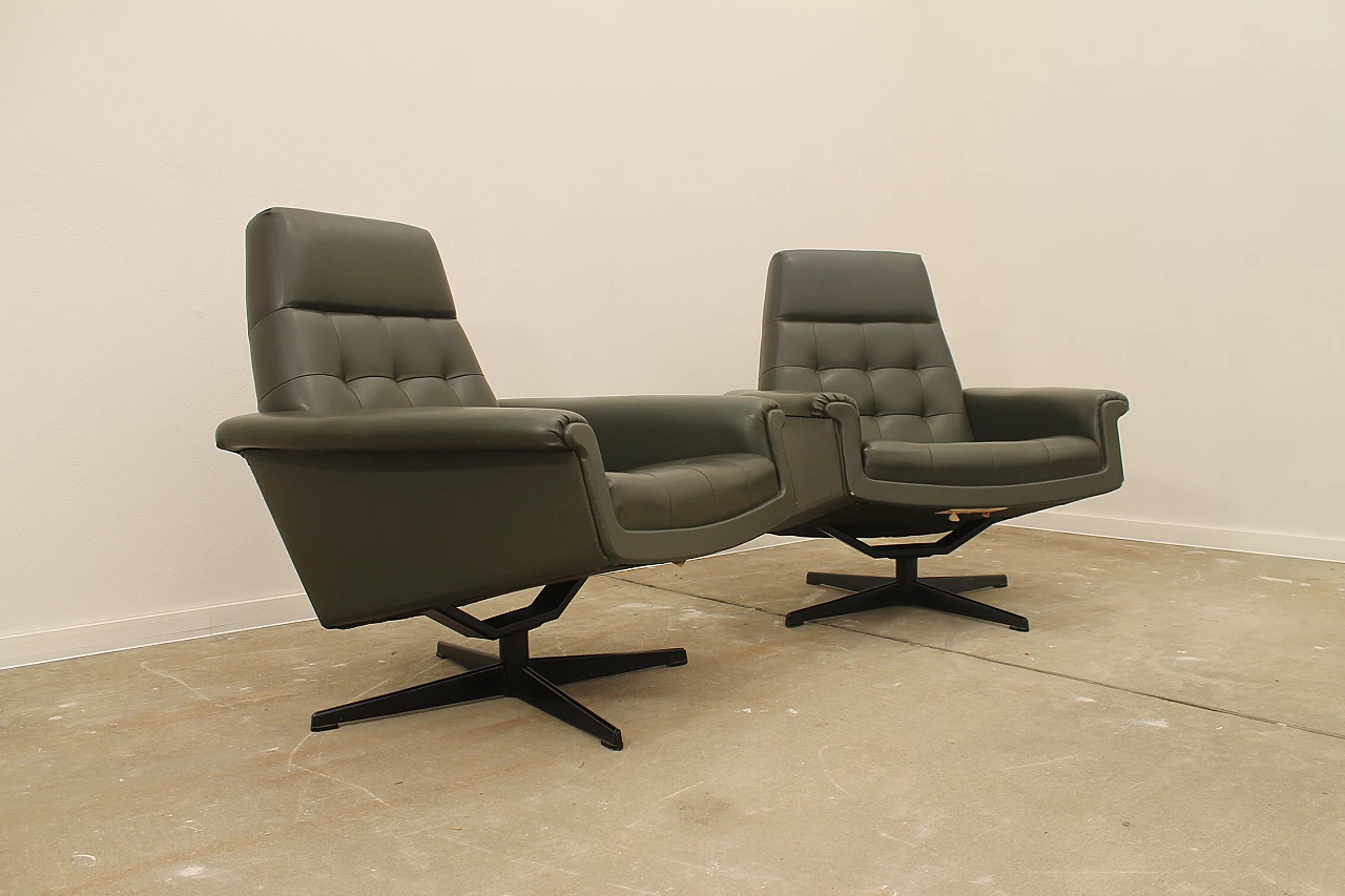 Coppia di poltrone girevoli in similpelle di UP Zavody, anni '70 19