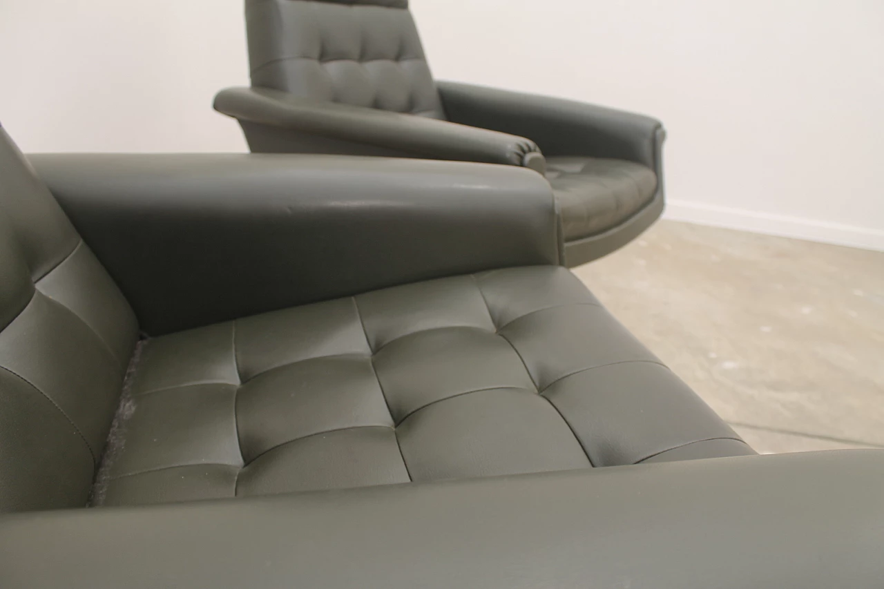 Coppia di poltrone girevoli in similpelle di UP Zavody, anni '70 20