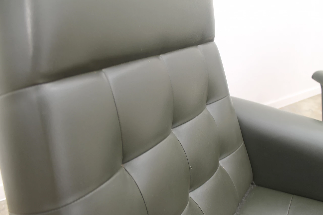 Coppia di poltrone girevoli in similpelle di UP Zavody, anni '70 21